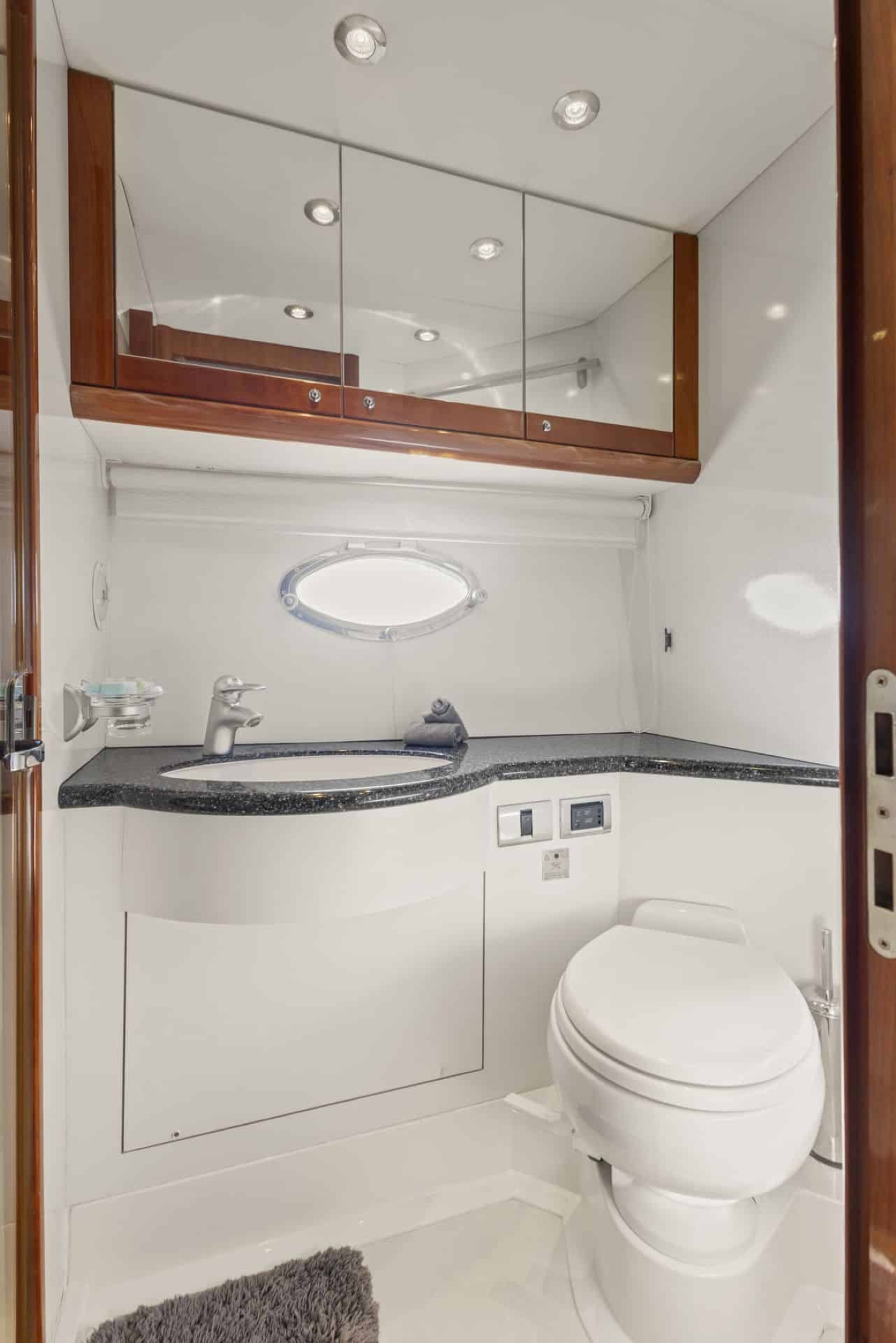 Bathroom with toilet 01.jpg