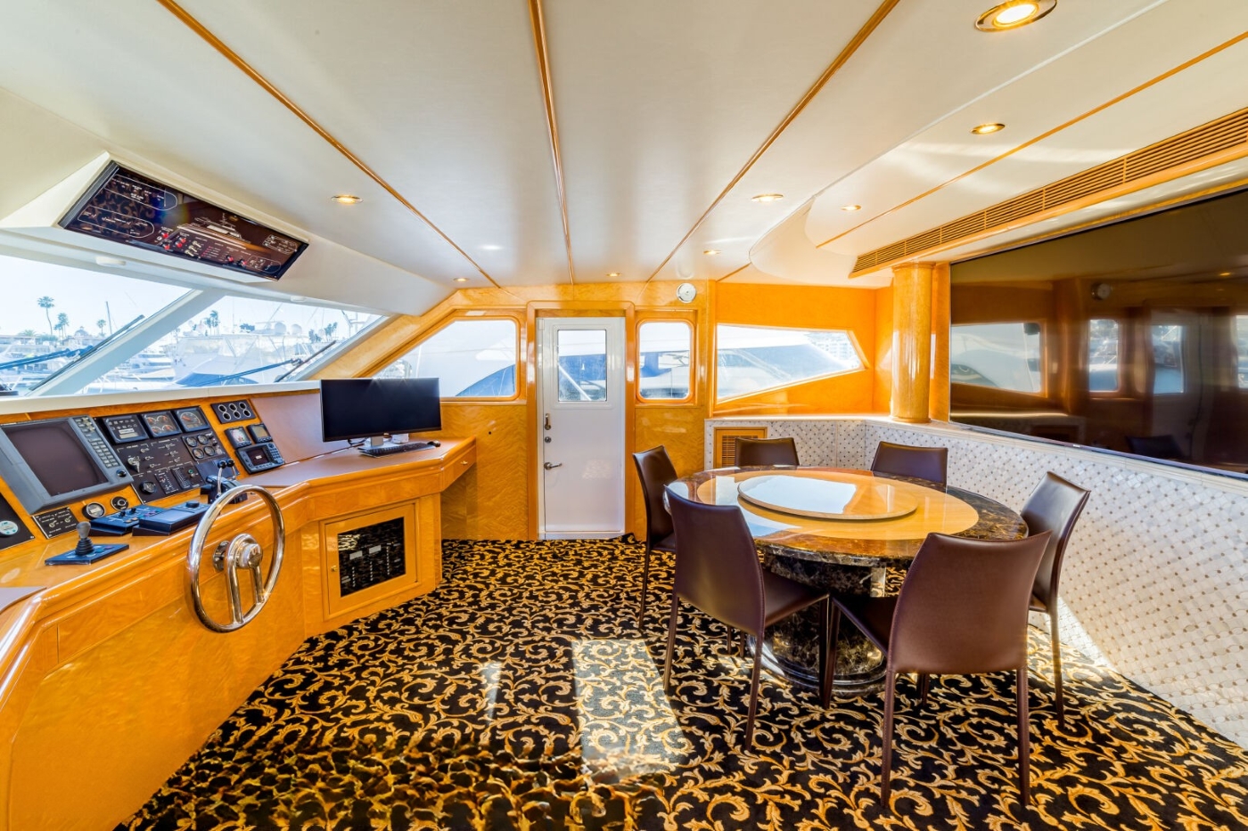 Captains Area With Dining.jpg