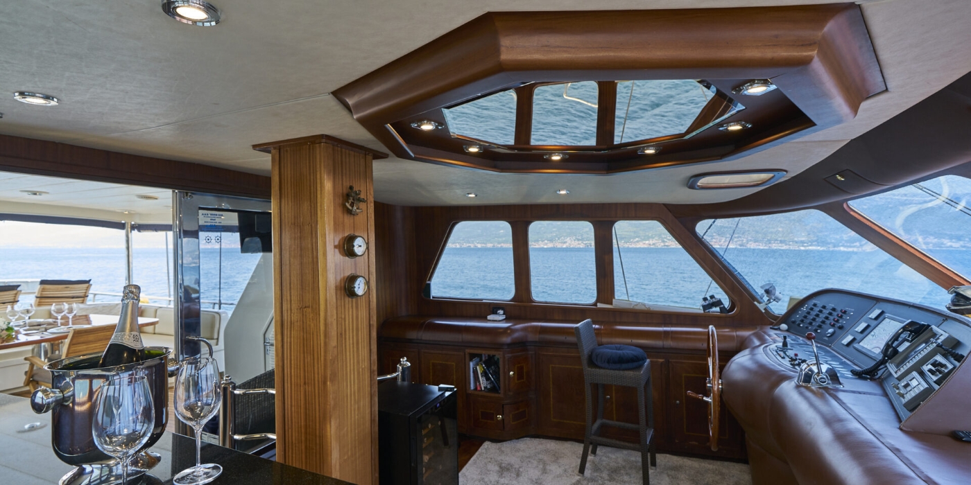Captains Cabin With Bar.jpg