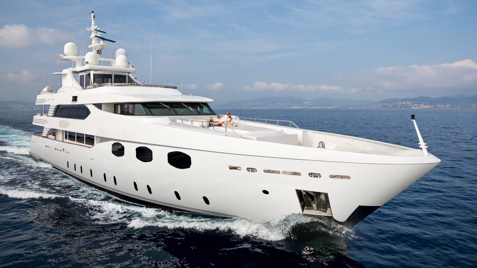 Eleni_yacht_profile-e1542036840972.jpg