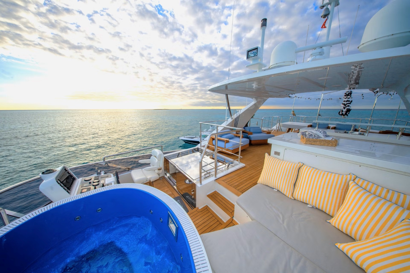 Exterior Bathtub With Sea Views 01.jpg