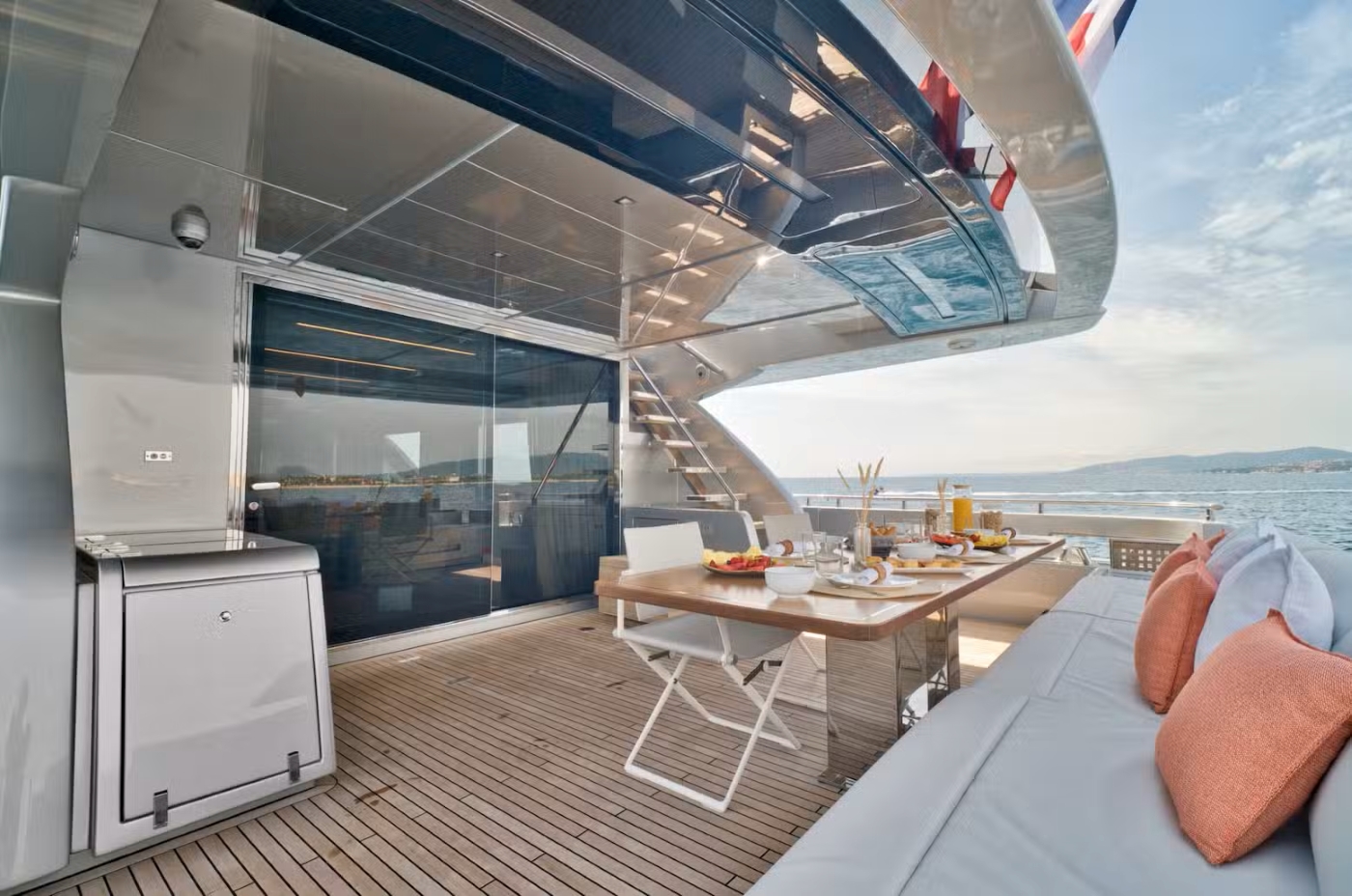 Exterior Relaxation Area With Dining 03.jpg