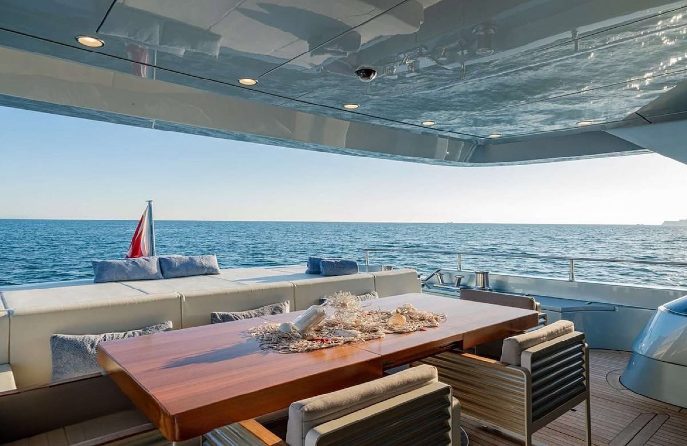 Exterior Relaxation Area With Dining 05.jpg