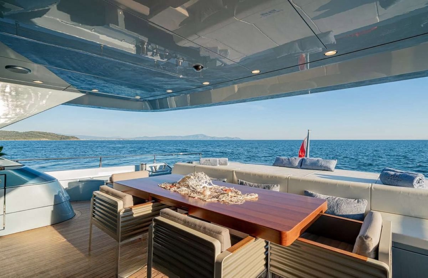 Exterior Relaxation Area With Dining 07.jpg