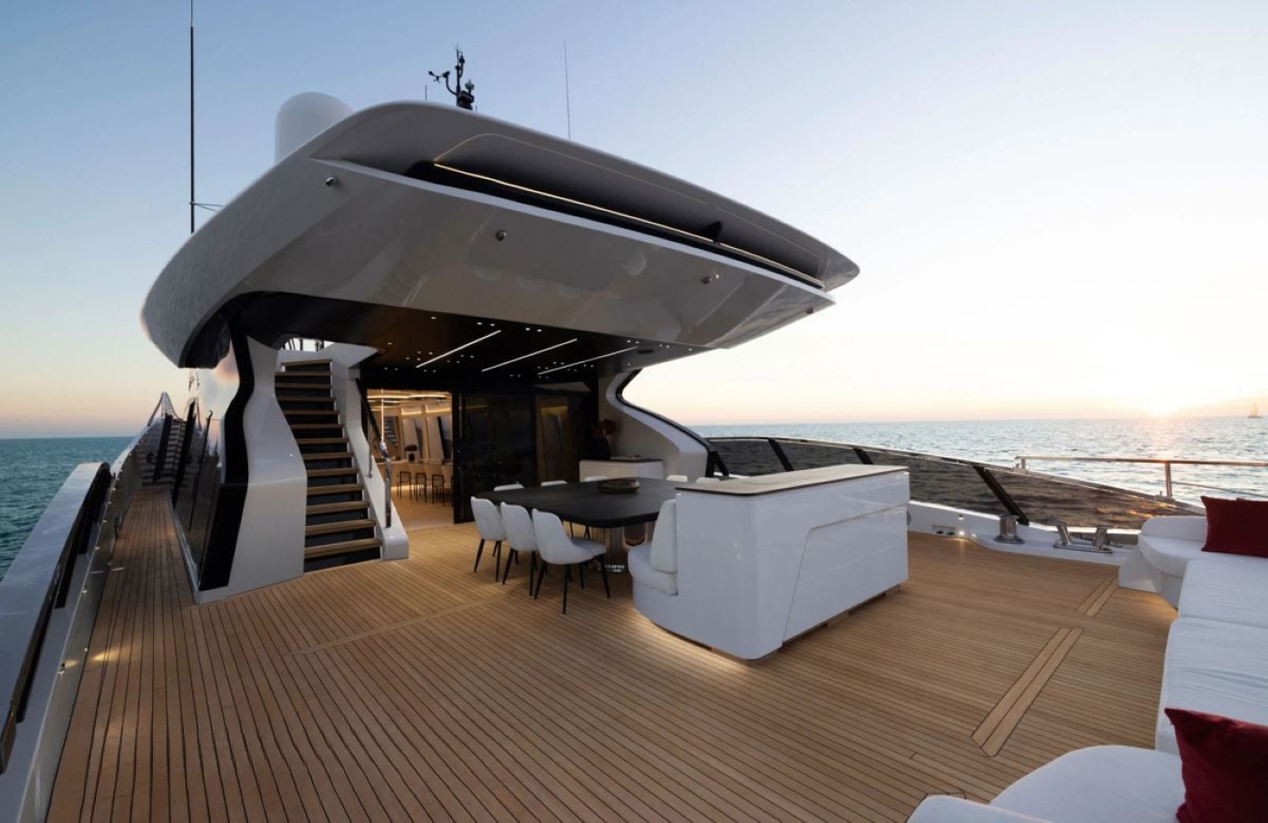 Exterior Relaxation Area with Dining 01.jpg