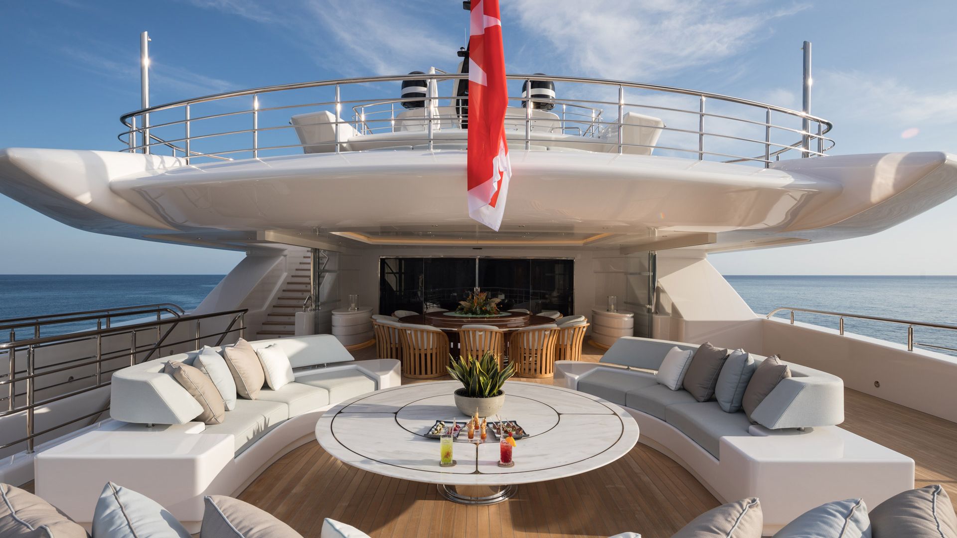 Exterior dining and lounging area - Photo © Jeff Brown Photography.jpg