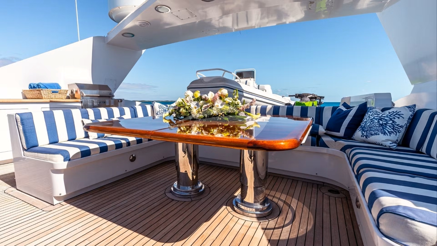 Exterior dining area with sea views 01.jpg