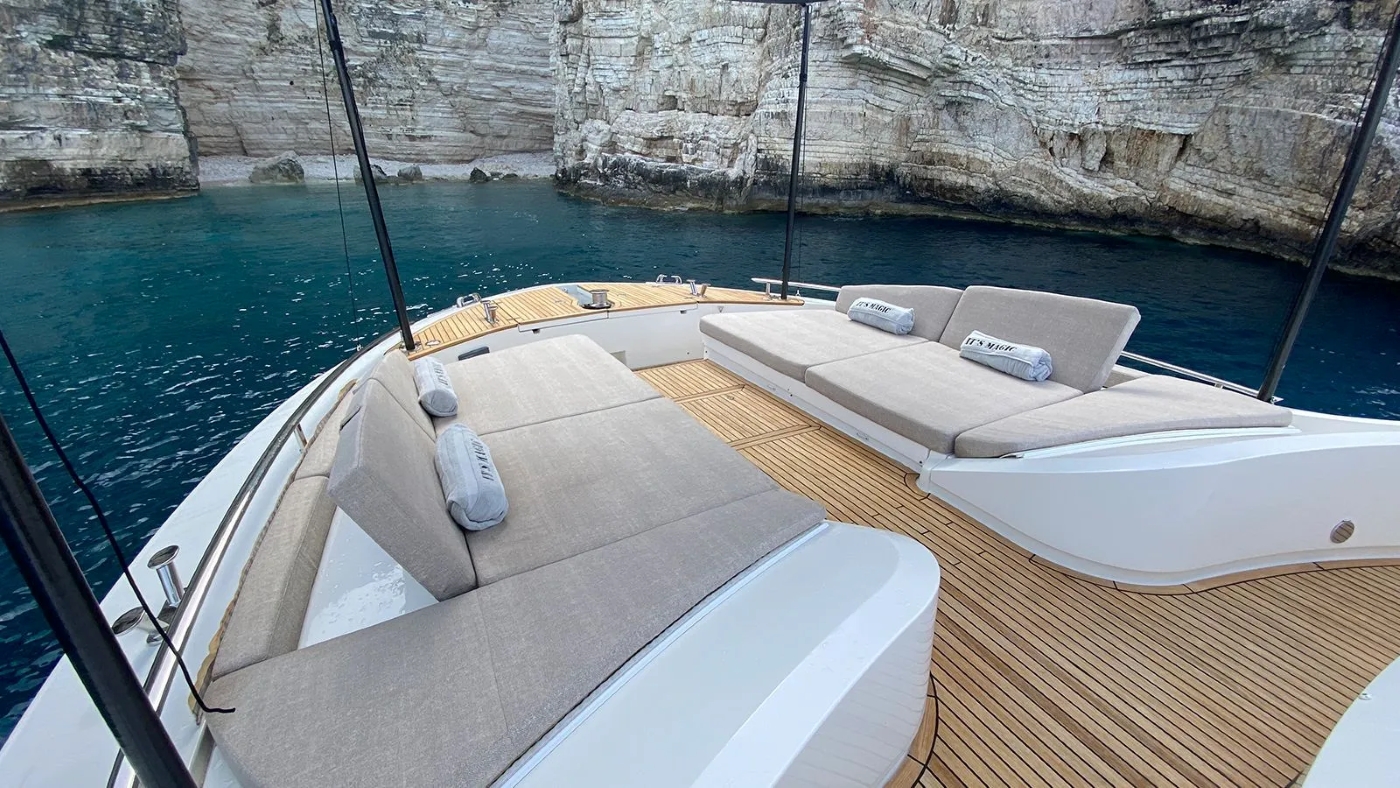 Exterior relaxation area sea views 01.jpg