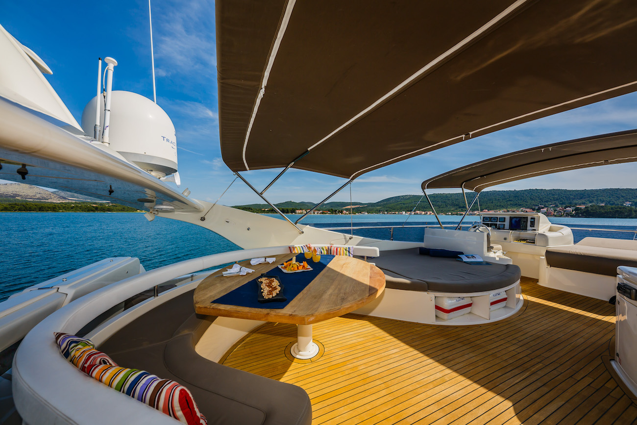 Flybridge alfresco dining.jpg