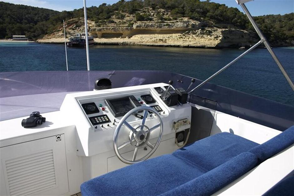 Flybridge helm akhir-mizar_of_london.jpg