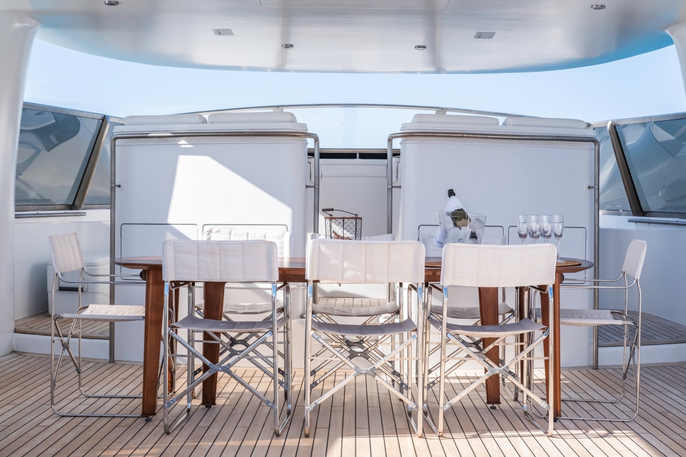Flybridge with dining area.jpg