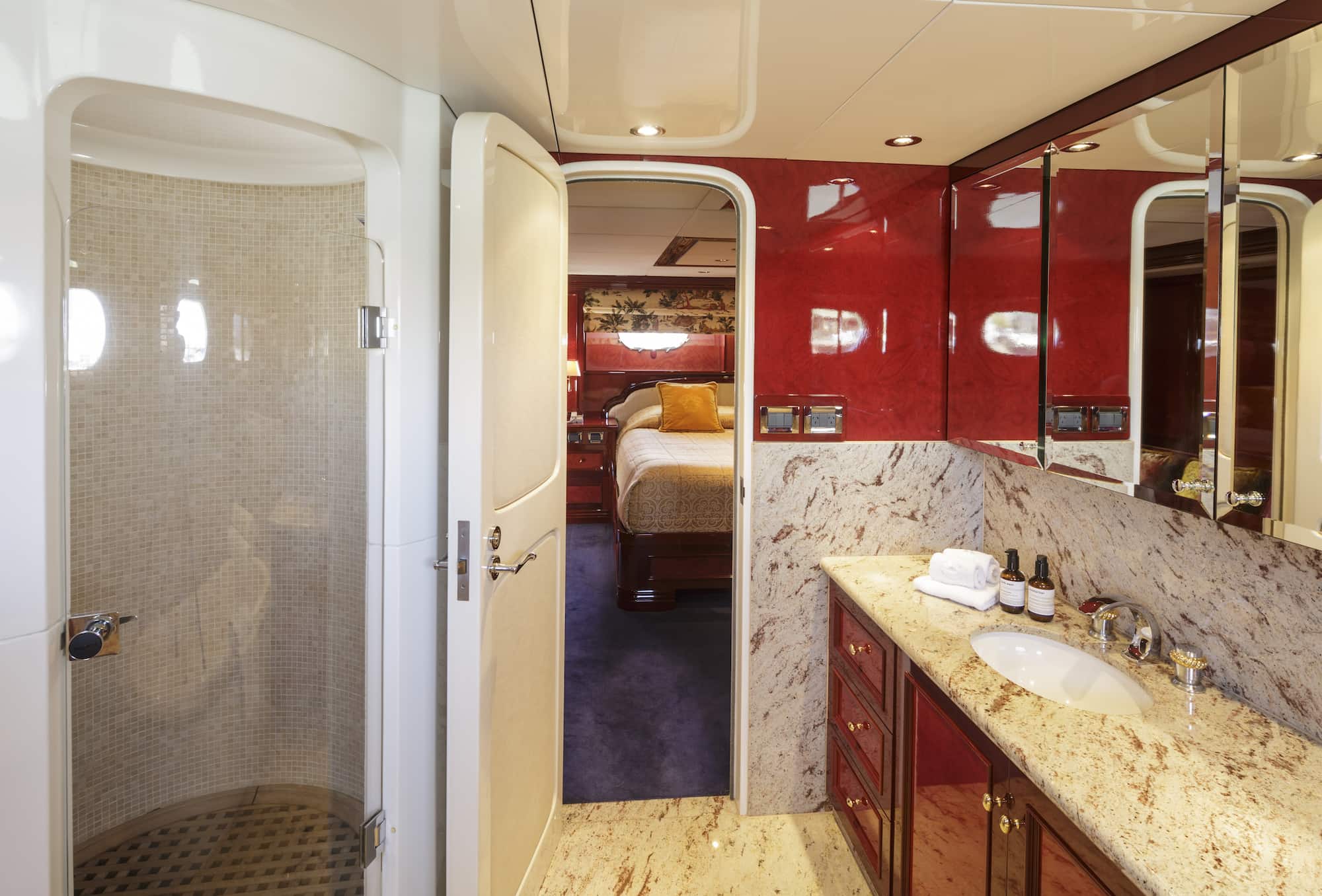 Flying-Fish-King-Stateroom-Ensuite-02.jpg