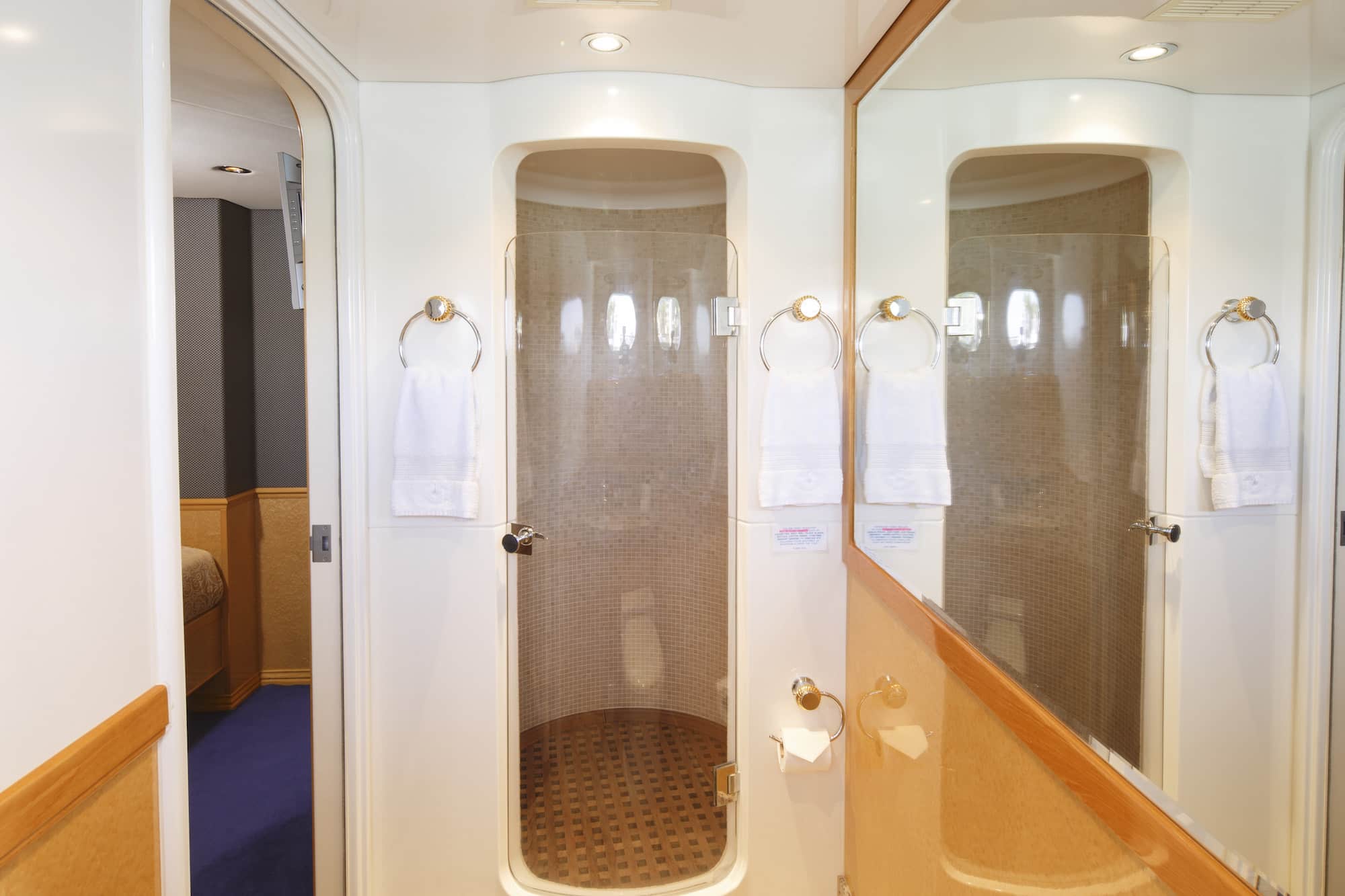 Flying-Fish-Queen-Twin-Stateroom-Ensuite-02.jpg