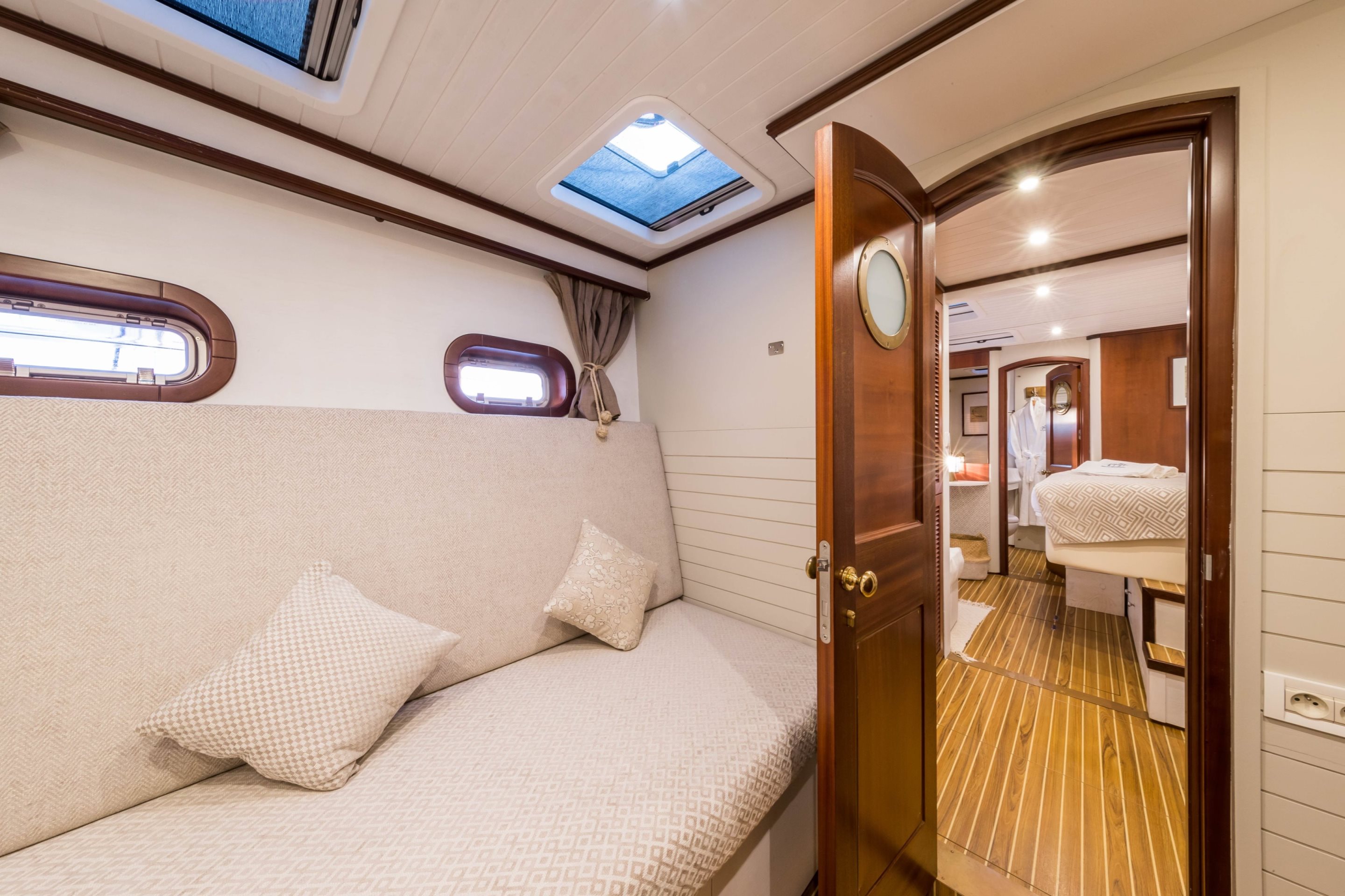 GUEST QUEEN SUITE WITH ADJOINING ROOM.jpg