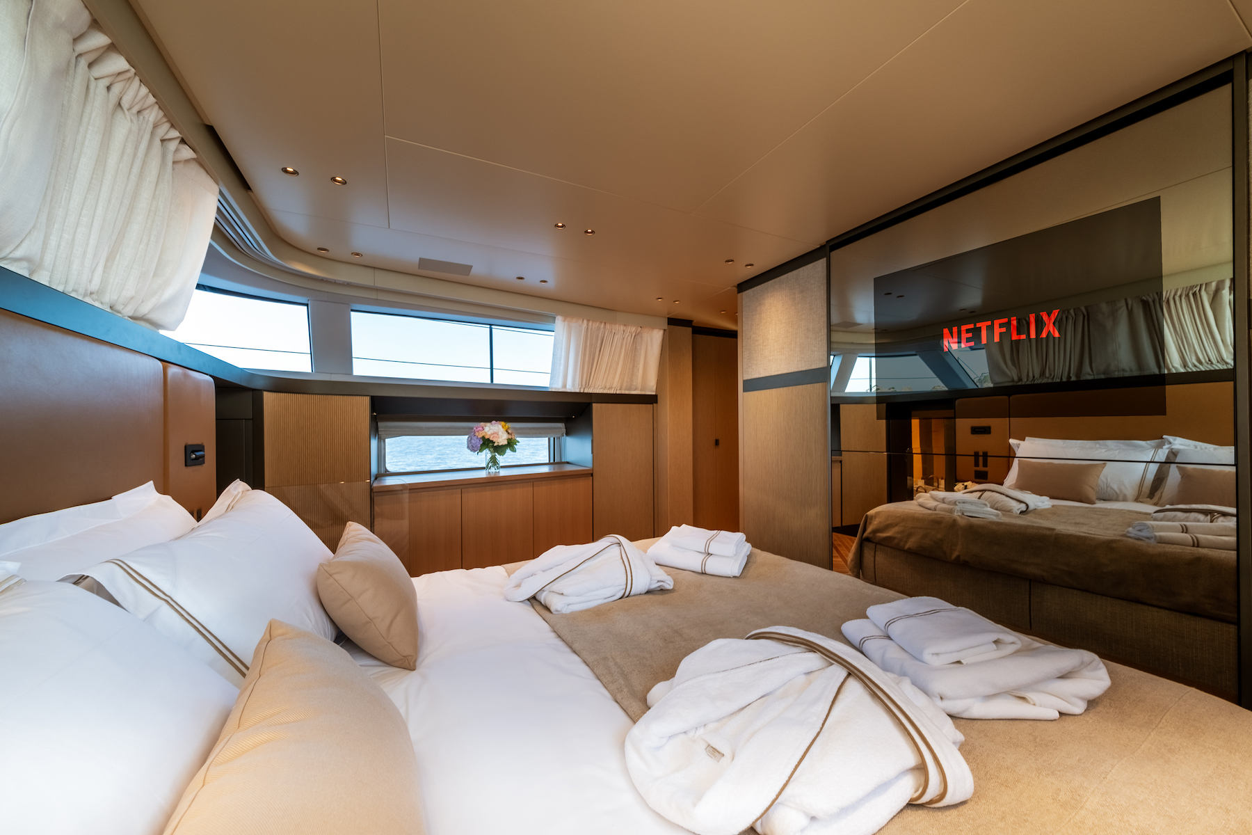 Guest cabin - double - tv.jpg