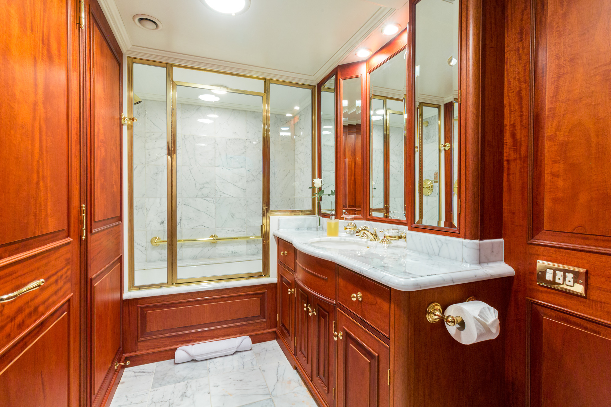 Guest cabin ensuite.jpg