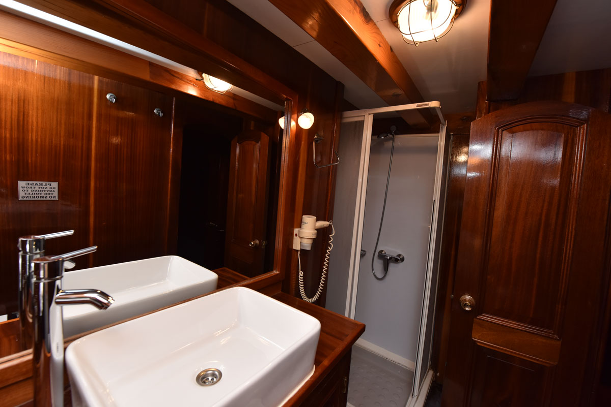 Gulet Perla Bath.jpg