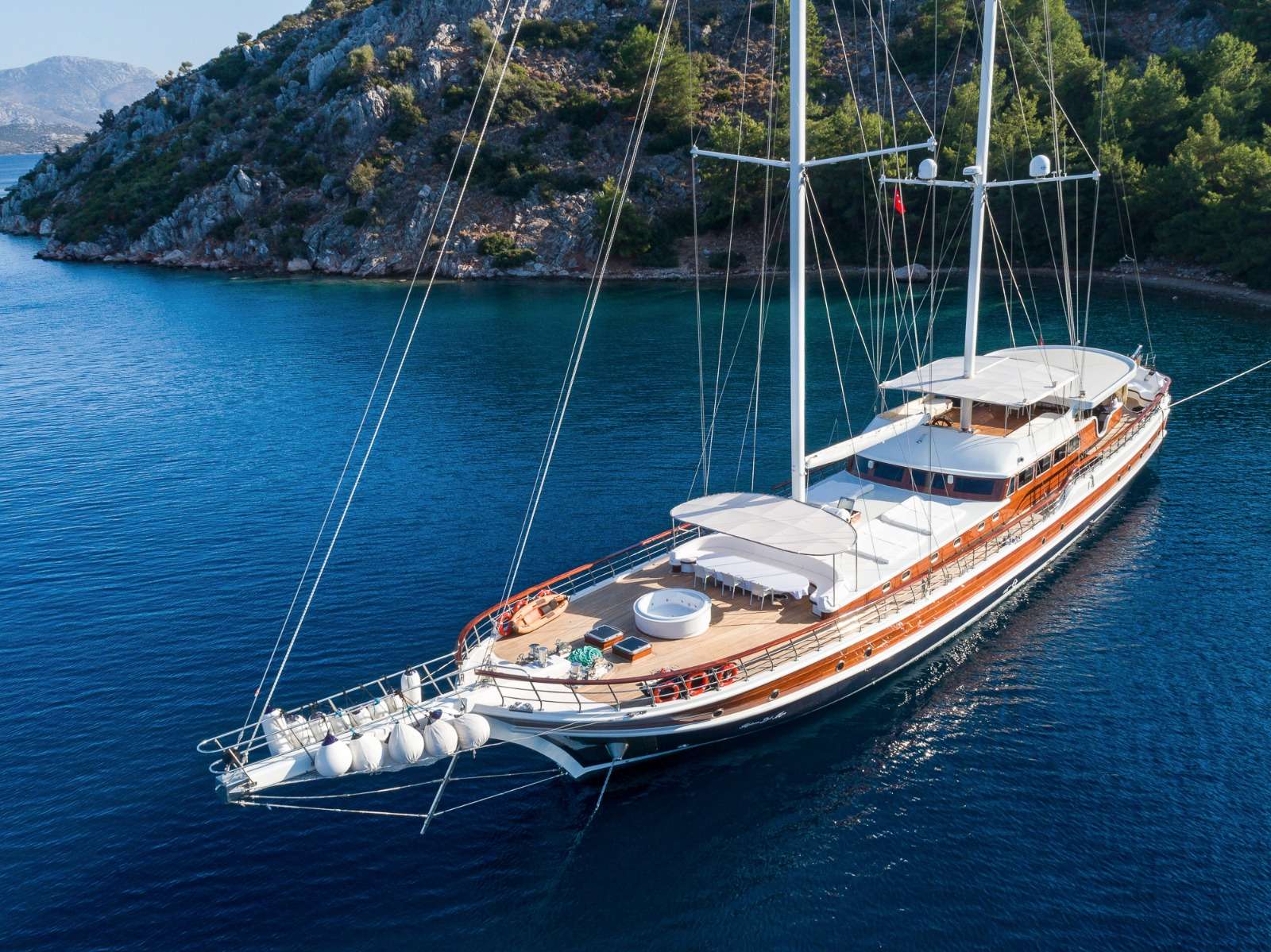 Halcon Del Mar sailing yacht.jpg