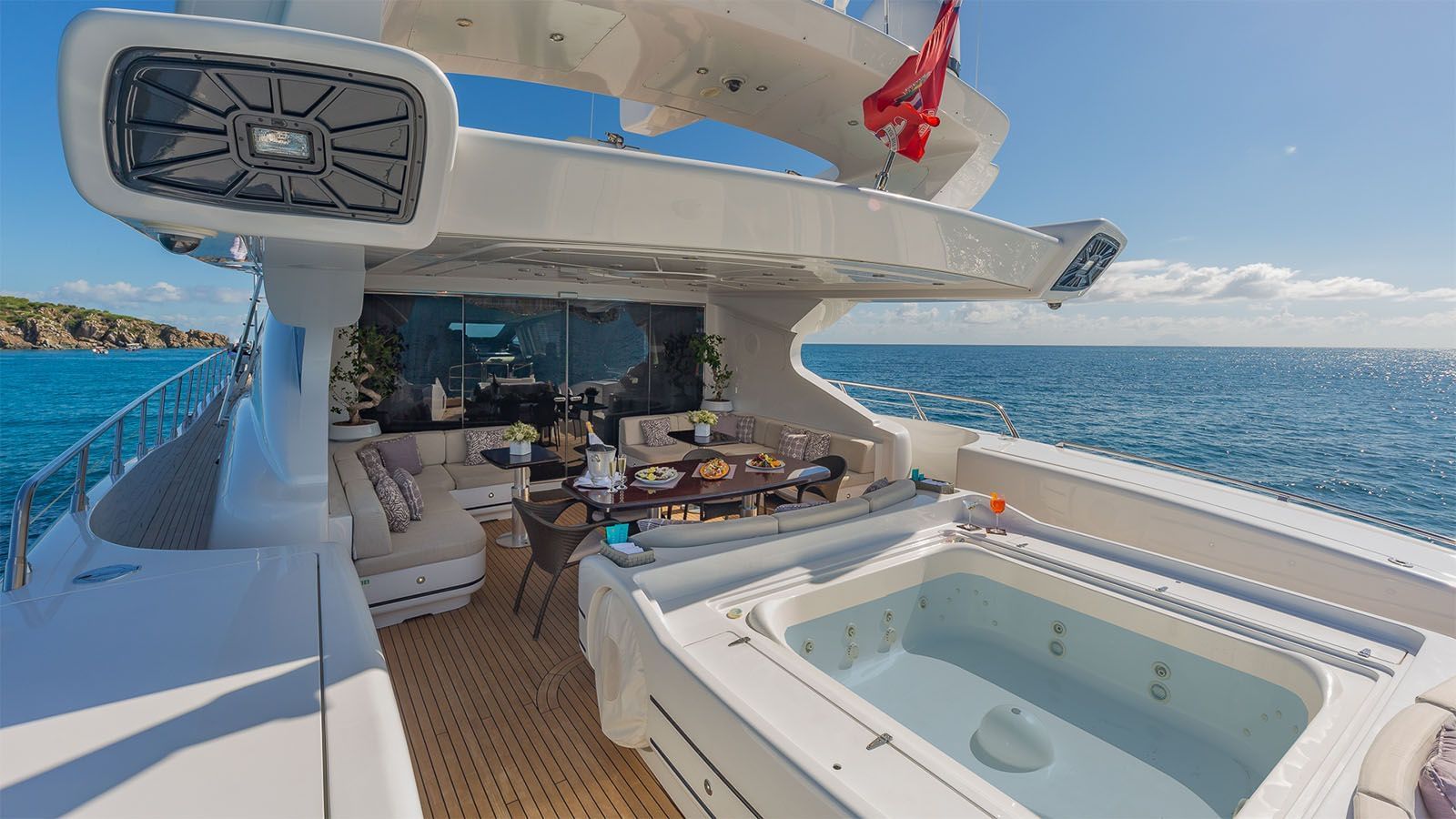 Jacuzzi and dining area on aft deck.jpg