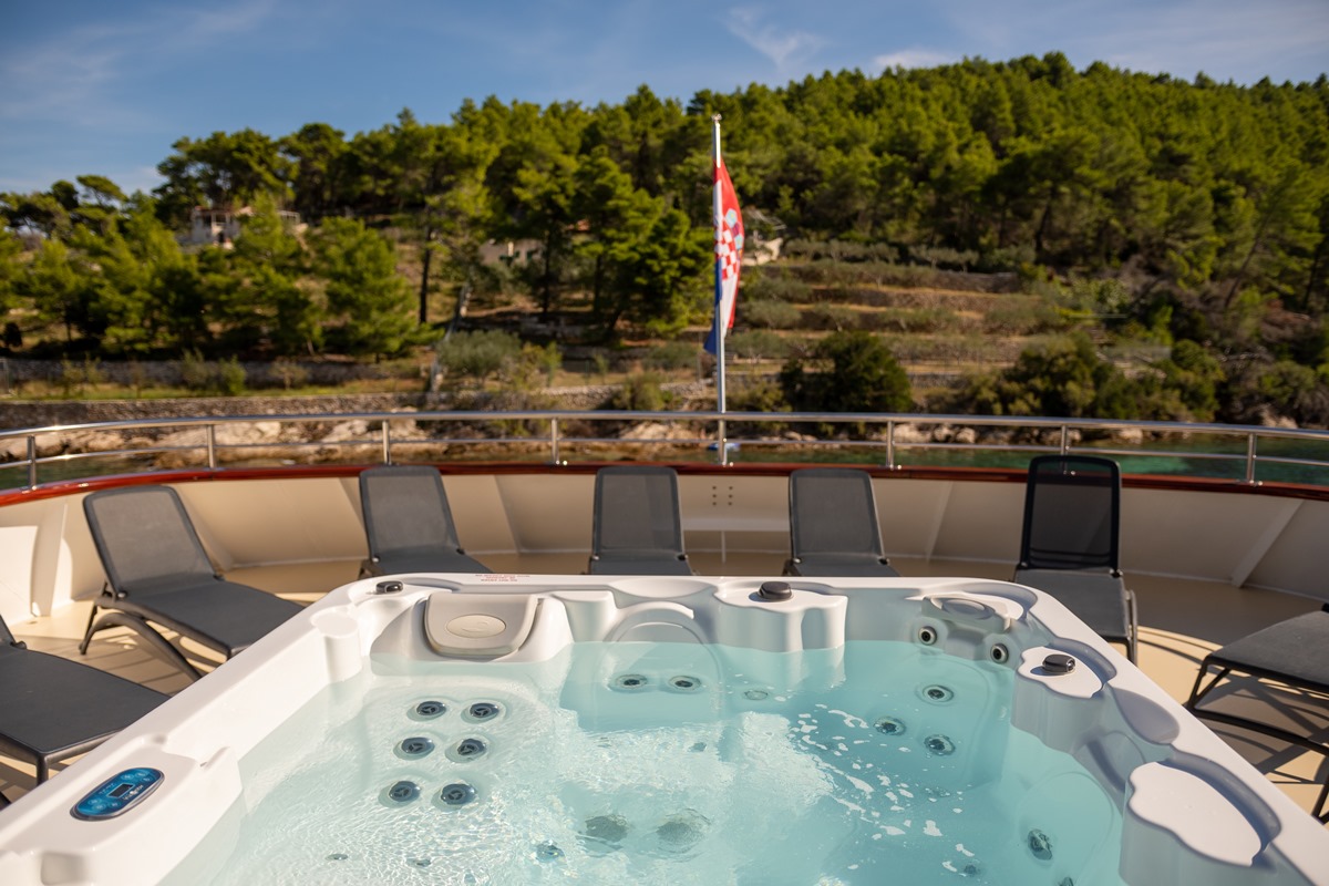 Jacuzzi on top deck.jpg