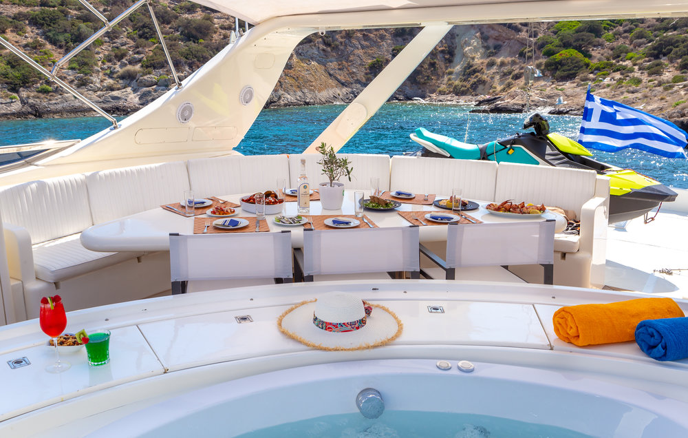 Jacuzzi with alfresco dining area.jpg
