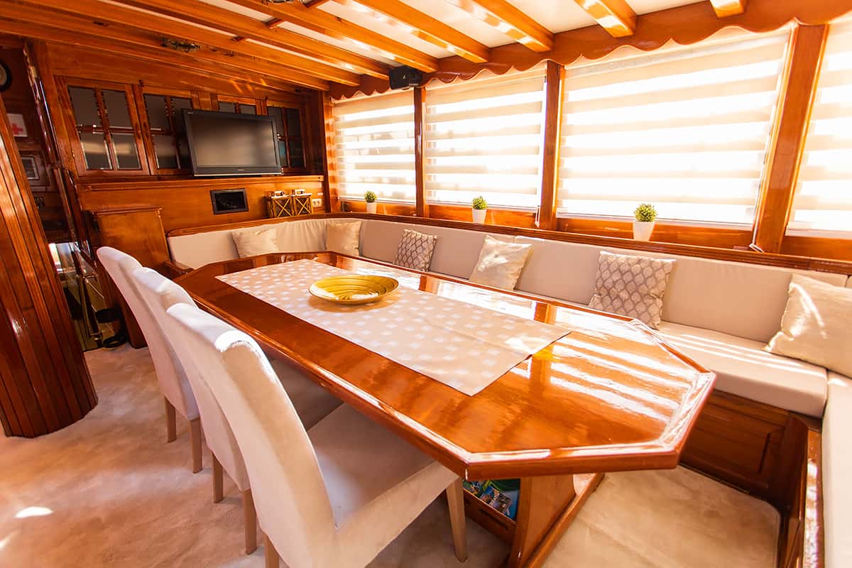 KADENA-Dining-area-in-salon.jpg