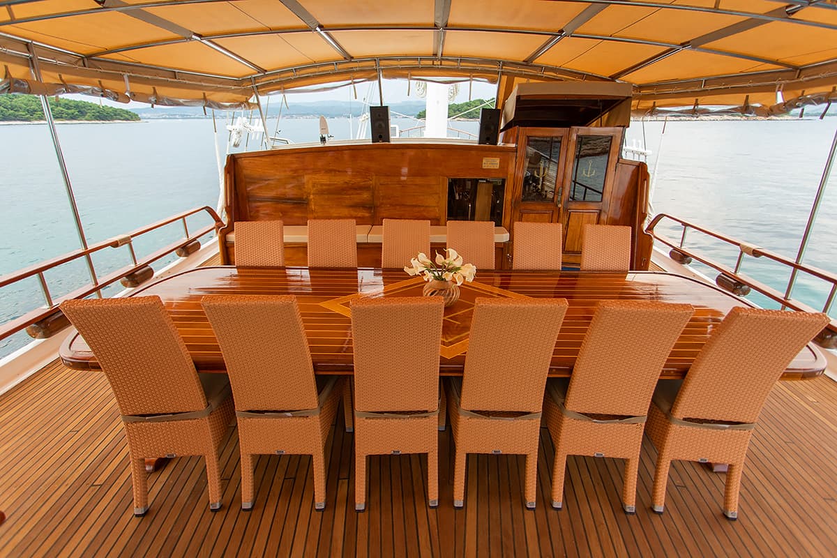 KADENA-Dining-area-on-Aft-deck.jpg