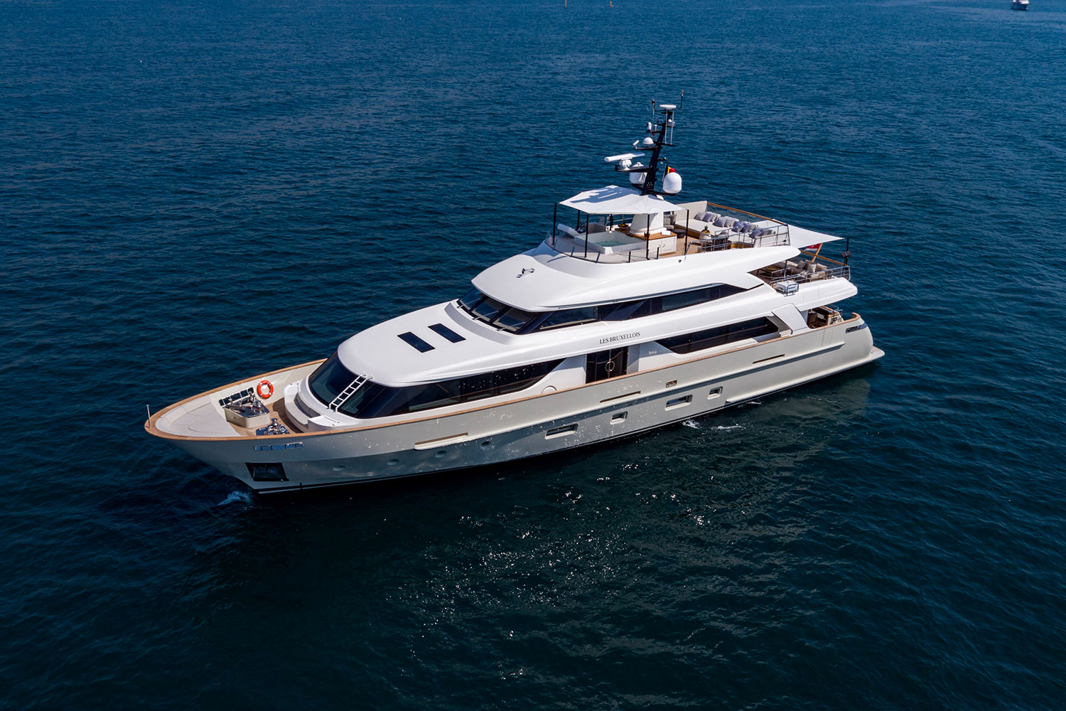 LES BRUXELLOIS superyacht aerial at anchor.png