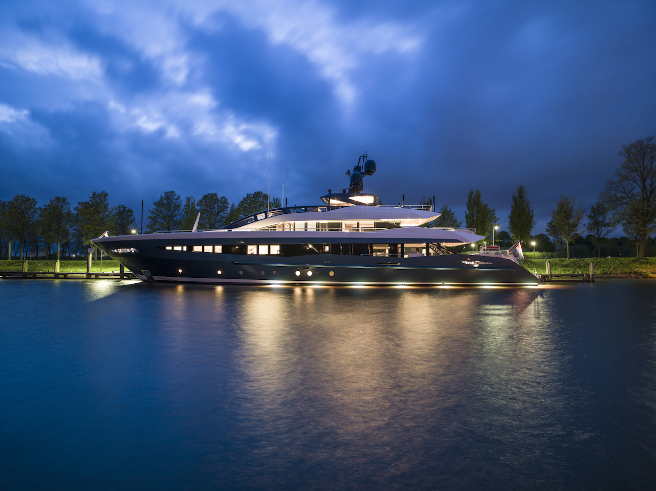 Luxury yacht IRISHA by night- Photo by Waterline Media.jpg
