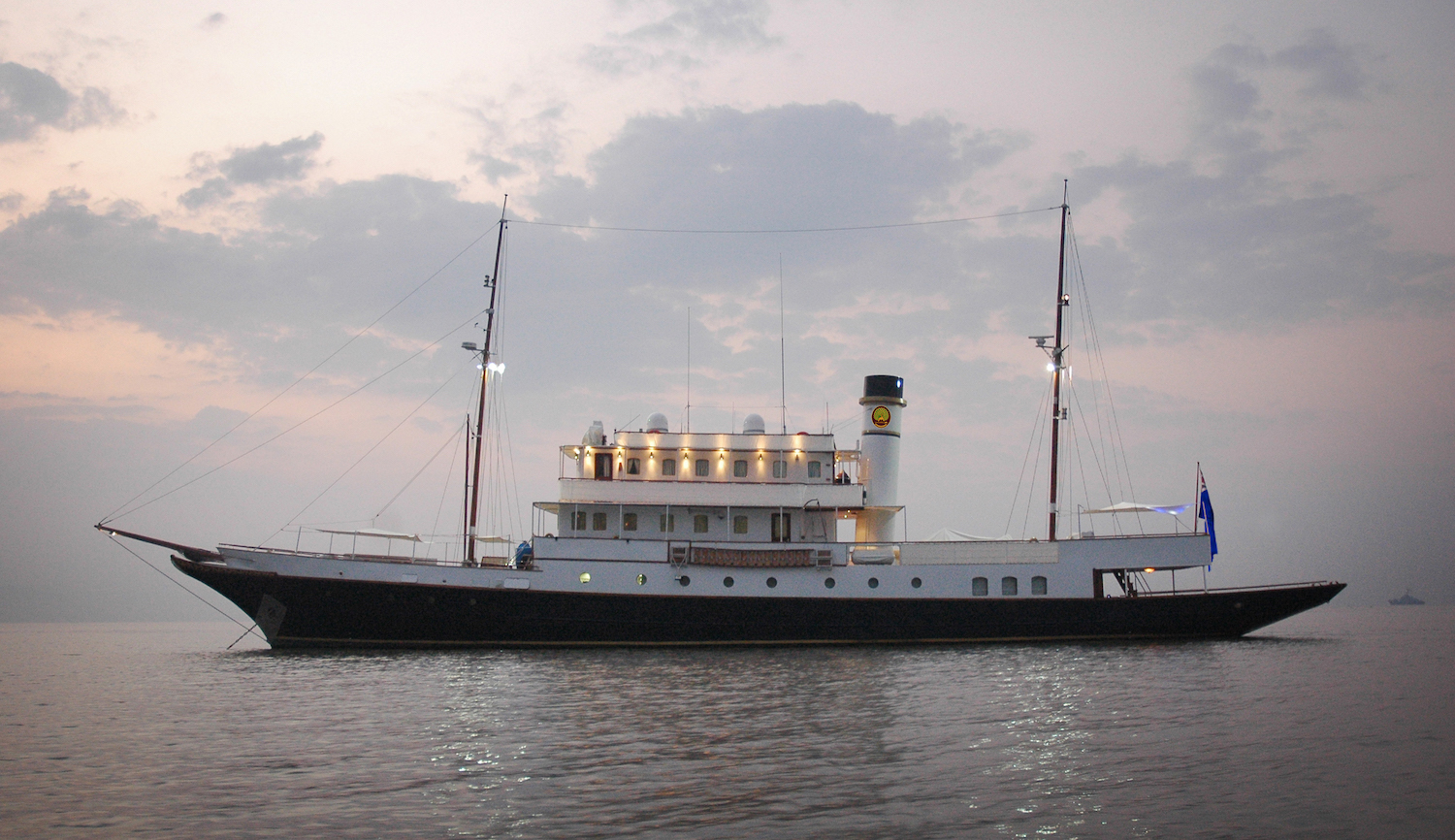 Luxury yacht KALIZMA.jpg