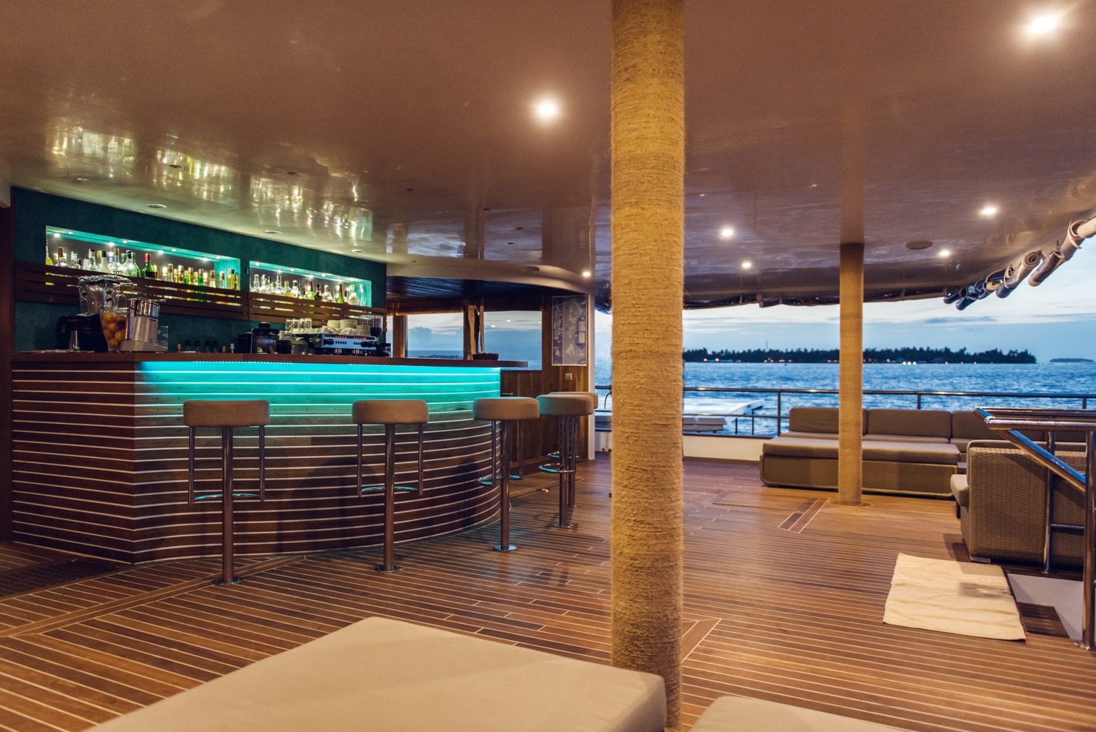Main deck bar.jpg