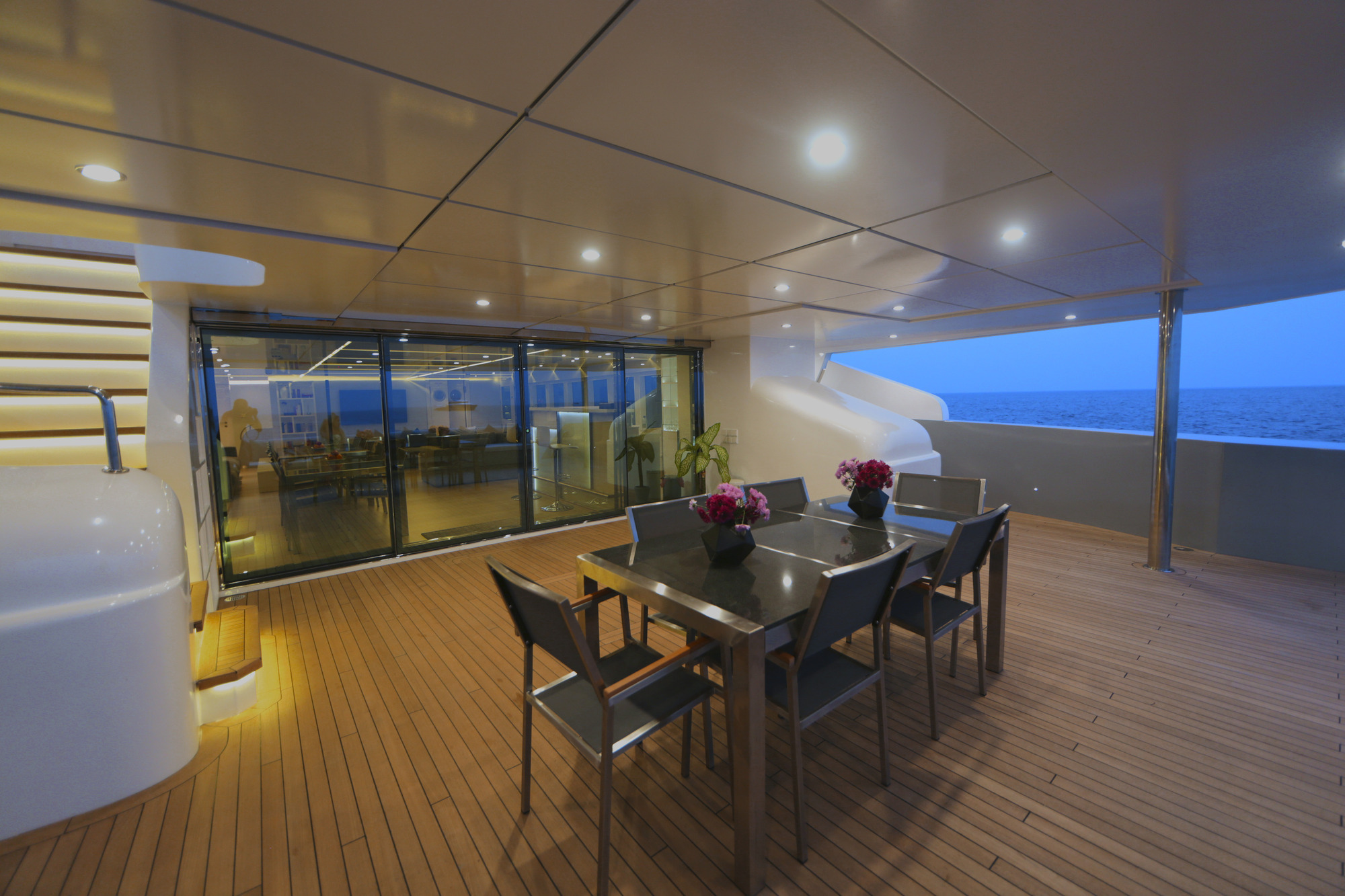Maldives motor yacht SEAREX - Aft Dining.jpg