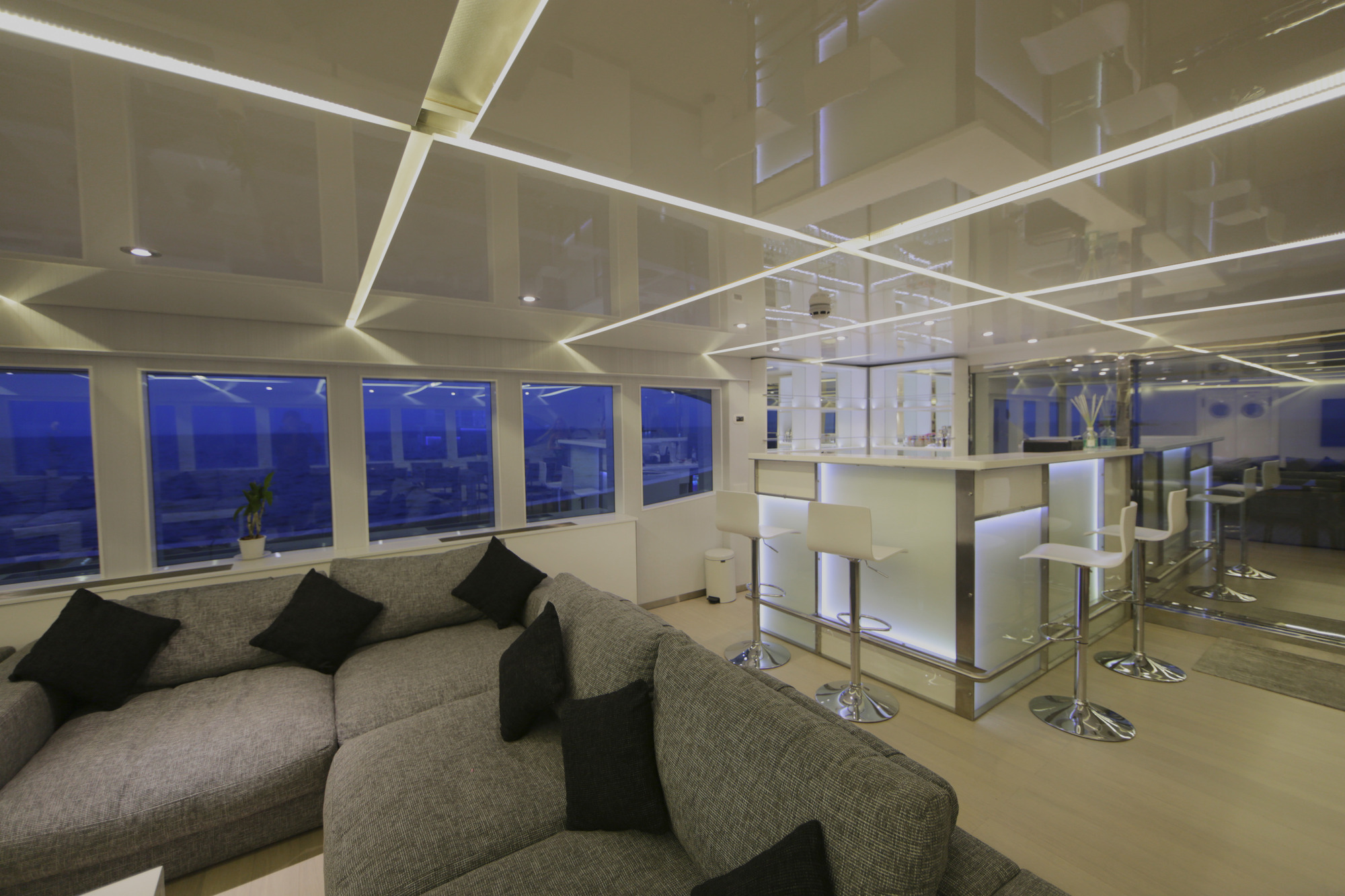 Maldives motor yacht SEAREX - The Bar.jpg