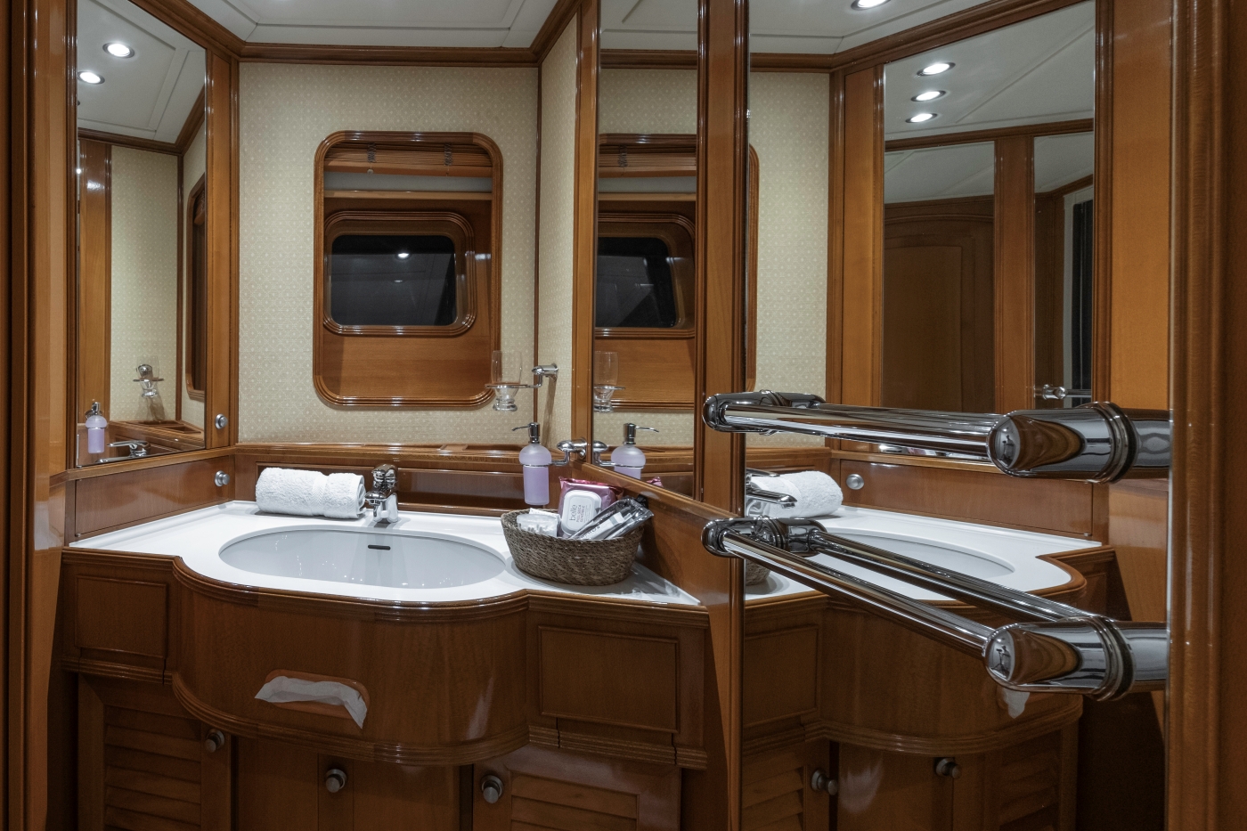 Master Bathroom 02.jpg