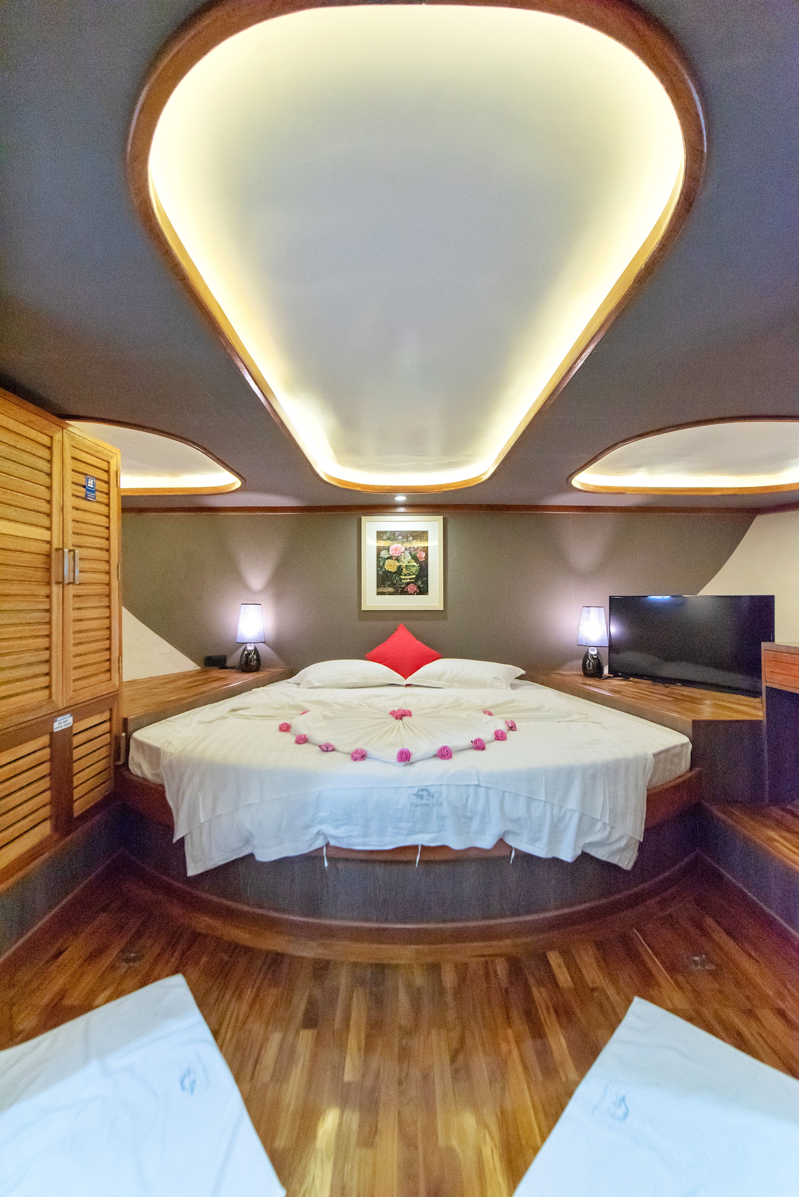 Master_Suite_bow_lower_deck[1].jpg