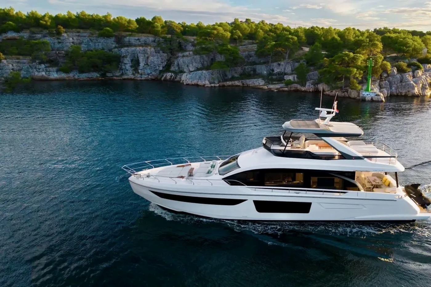 Motor Yacht DONNA.jpg