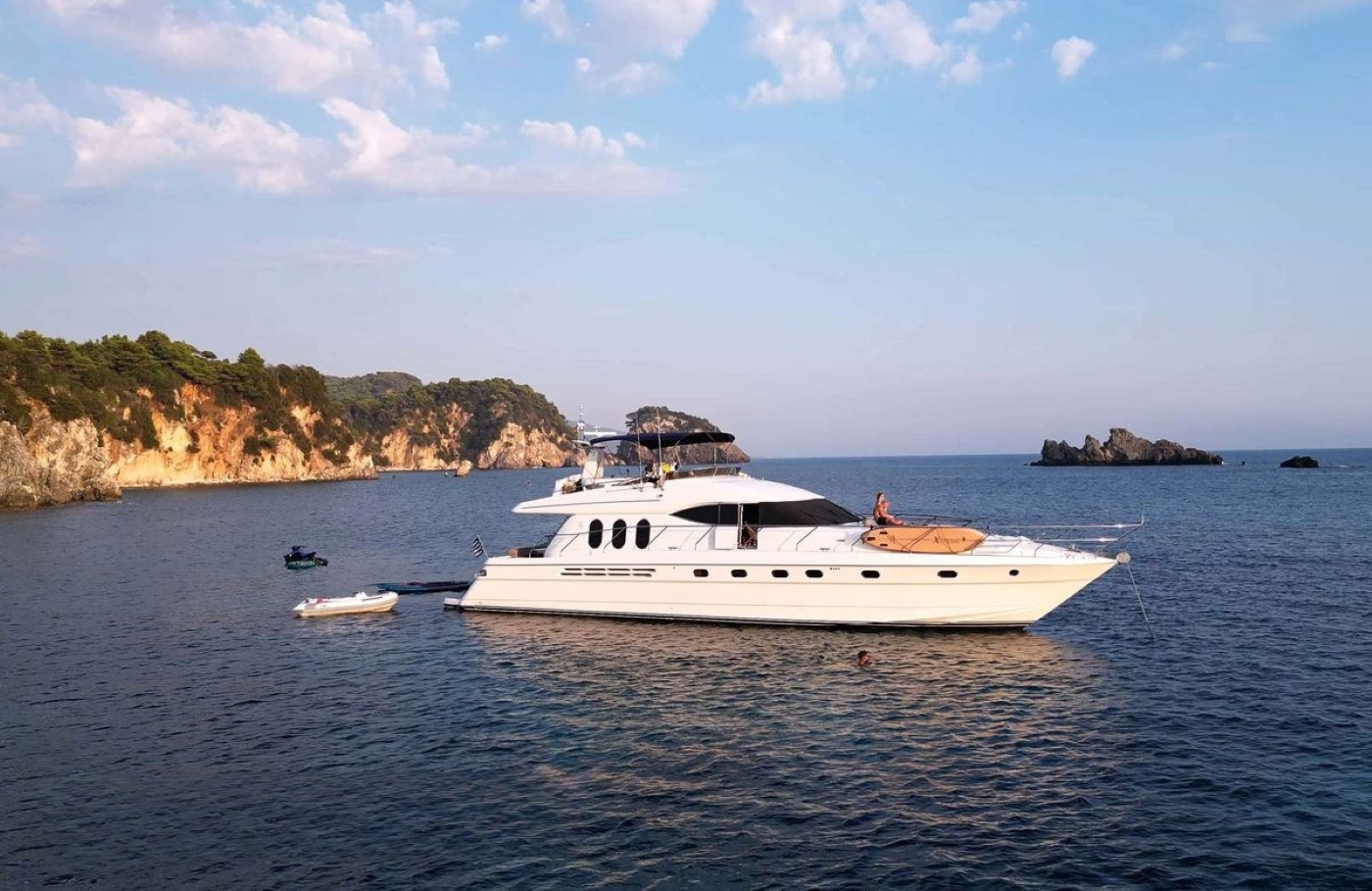 Motor Yacht ESPERANZA.jpg