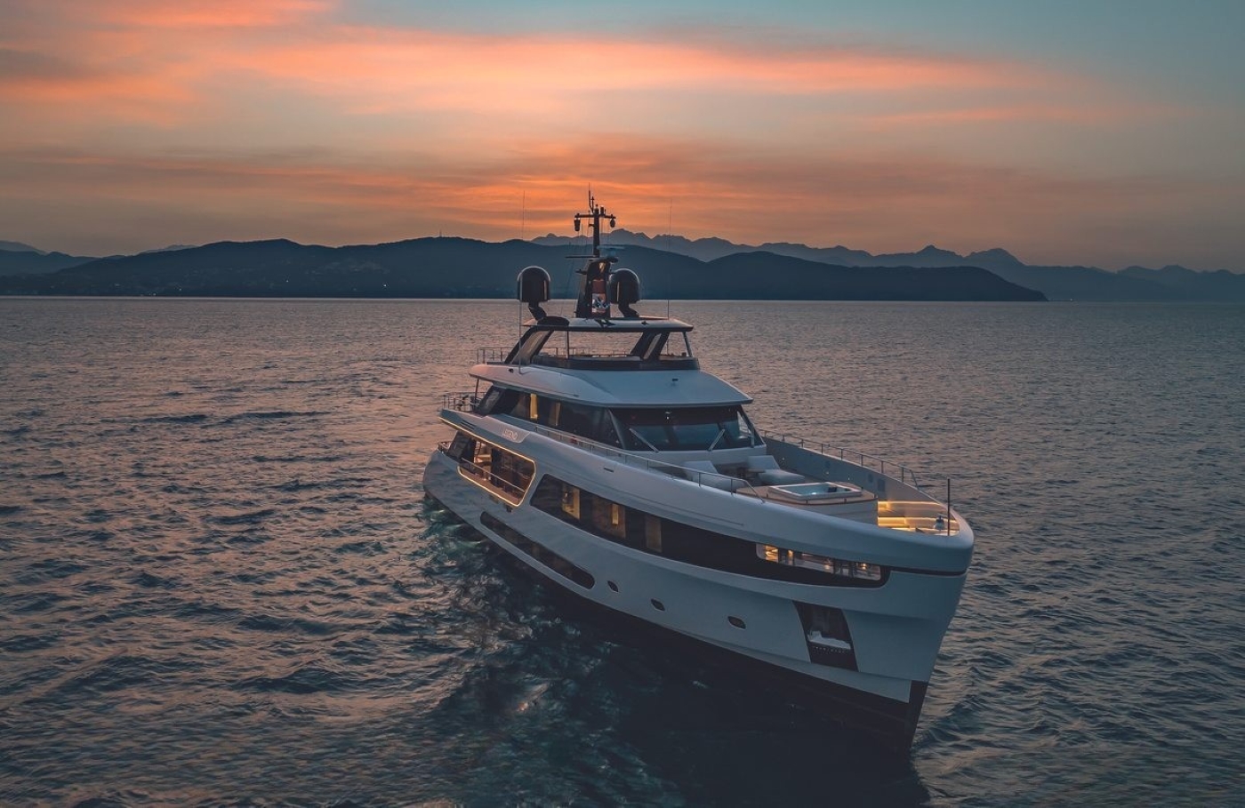 Motor Yacht LEGEND.jpg
