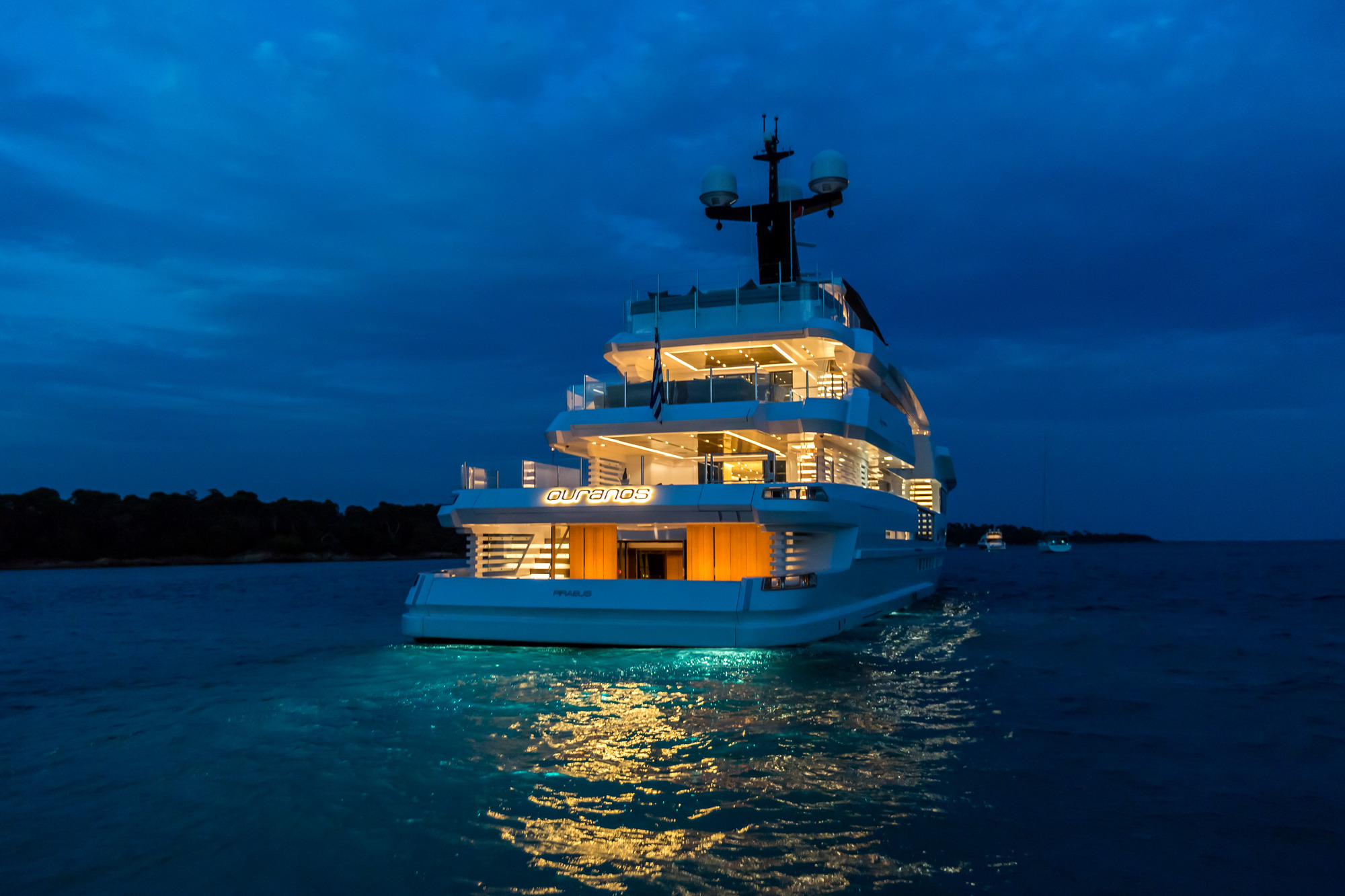 Motor Yacht OURANOS aft by Admiral Yachts.jpg
