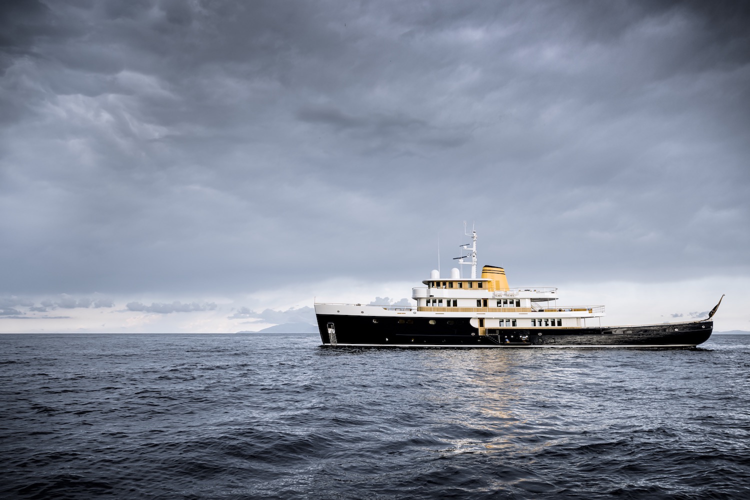 Motor yacht BLUE II ©Guillaume Plisson for Turquoise Yachts.jpg