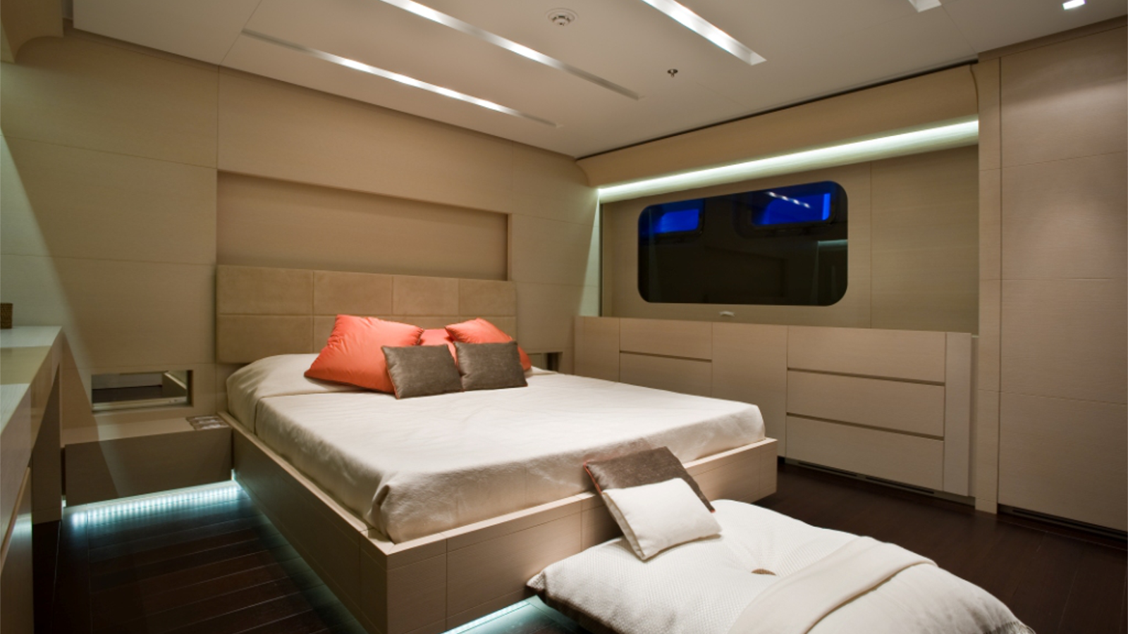 Motor yacht BURKUT - Guest cabin.png