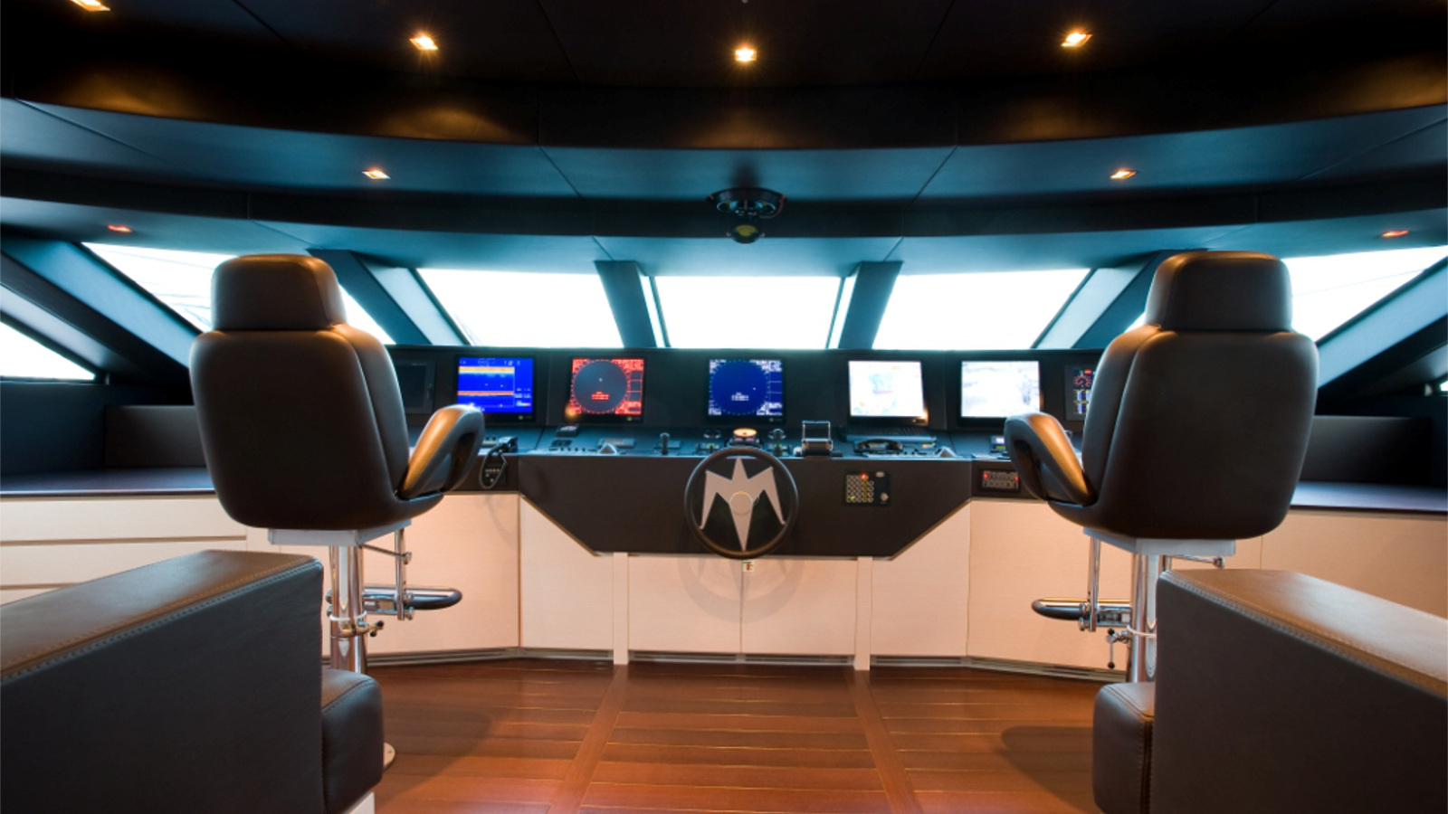 Motor yacht BURKUT - Helm.png