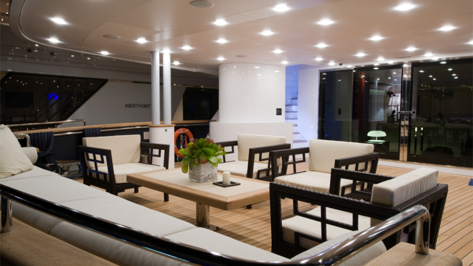 Motor yacht BURKUT - Main deck aft.png