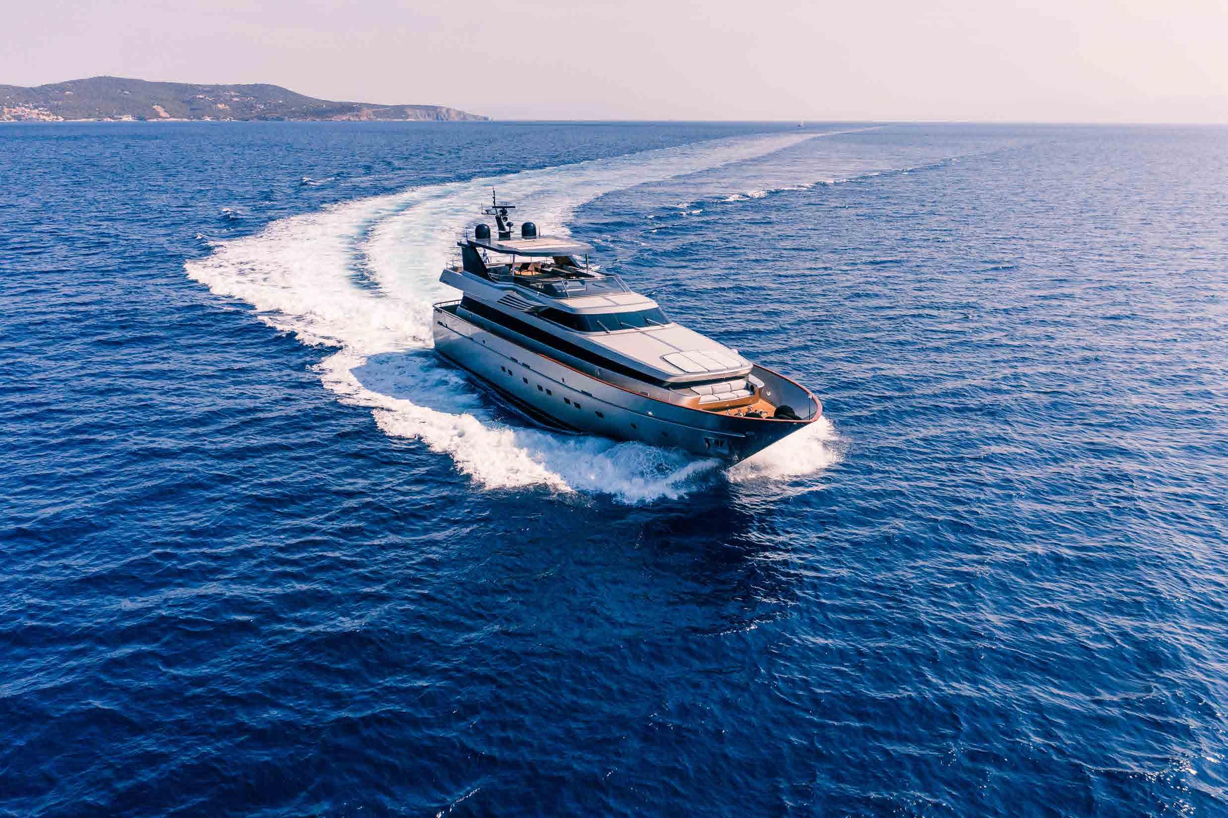 Motor yacht OVAL.jpg