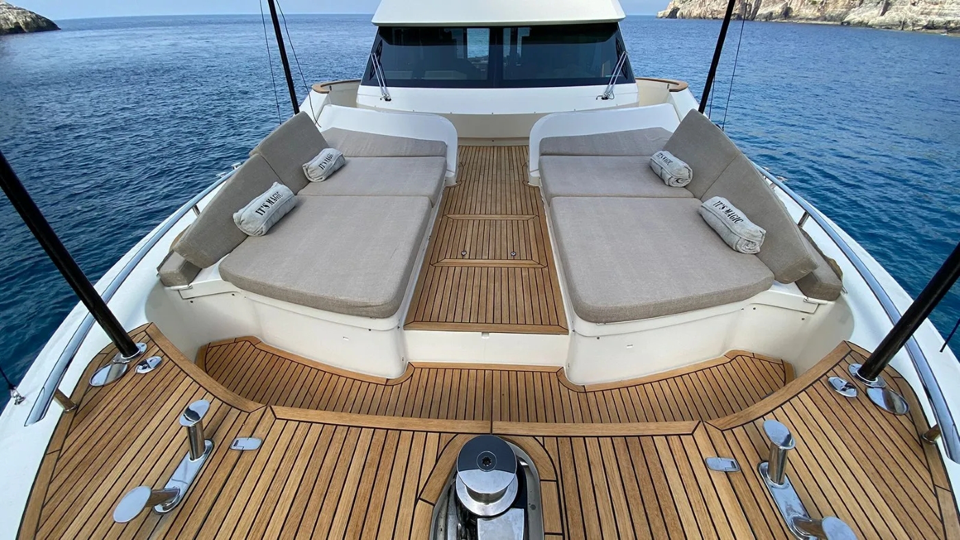 Oepndeck with sea views.jpg
