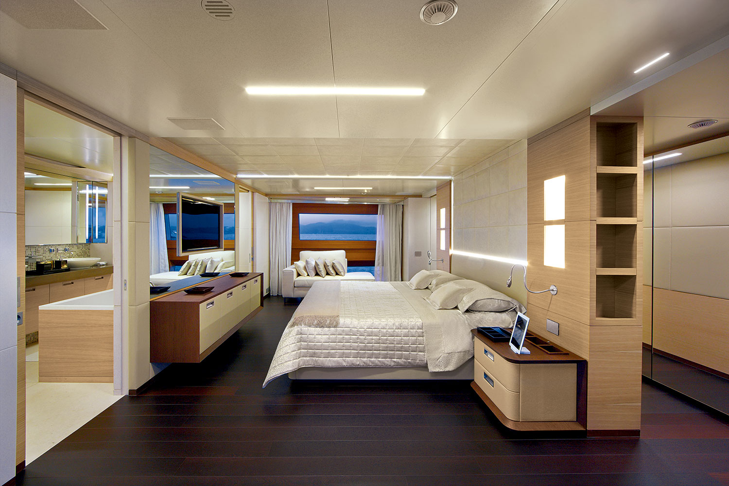 Owners suite Benetti Classic Supreme 132 BS003.jpg