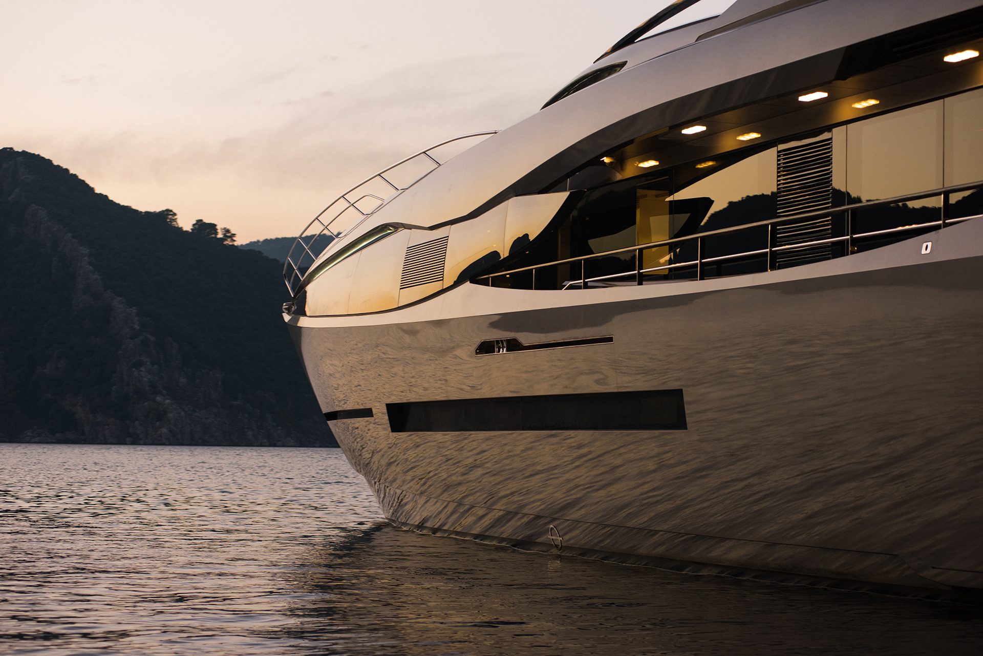 Peri Motor Yacht FX - Hull details.jpg