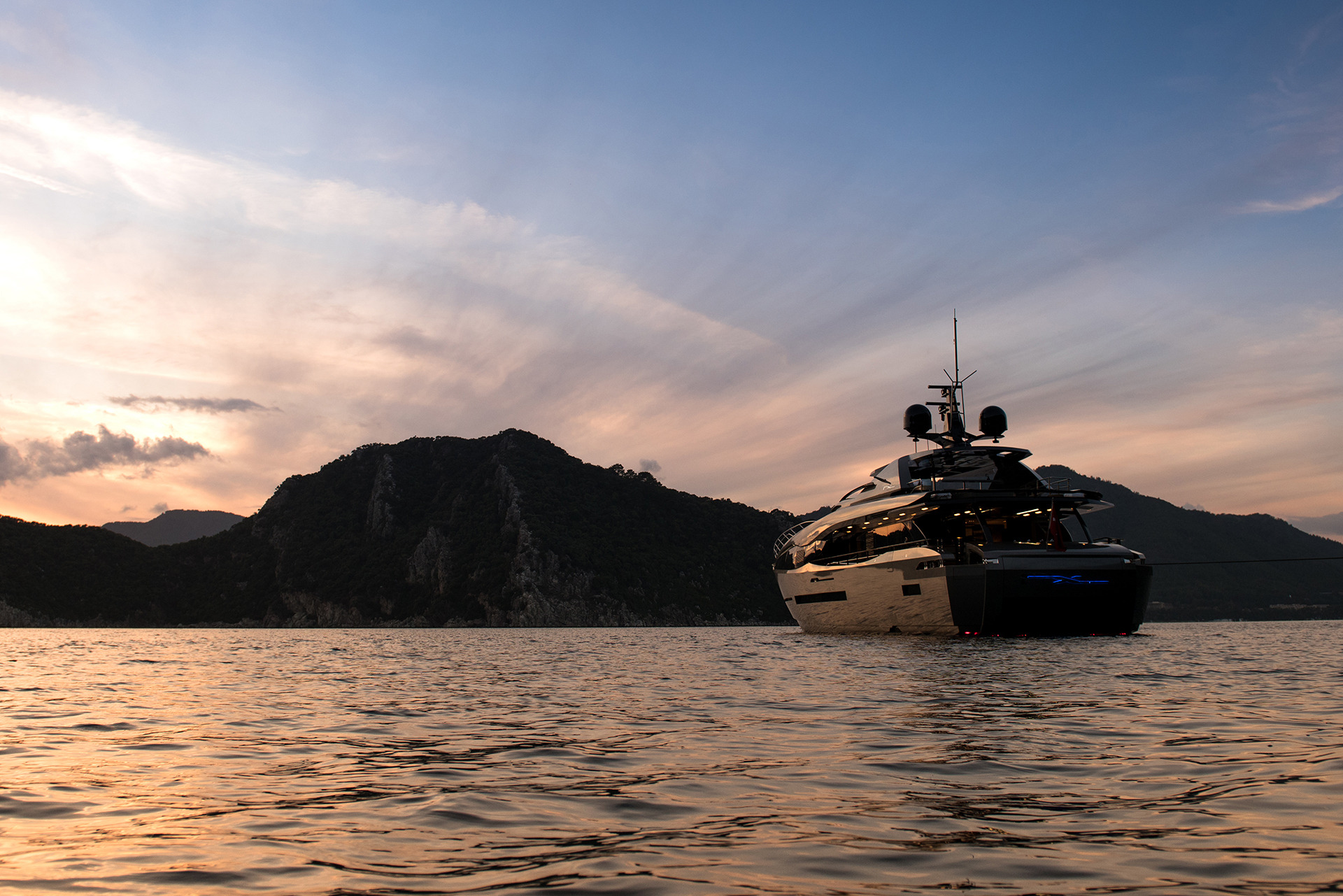 Peri Motor Yacht FX - Stern view.jpg