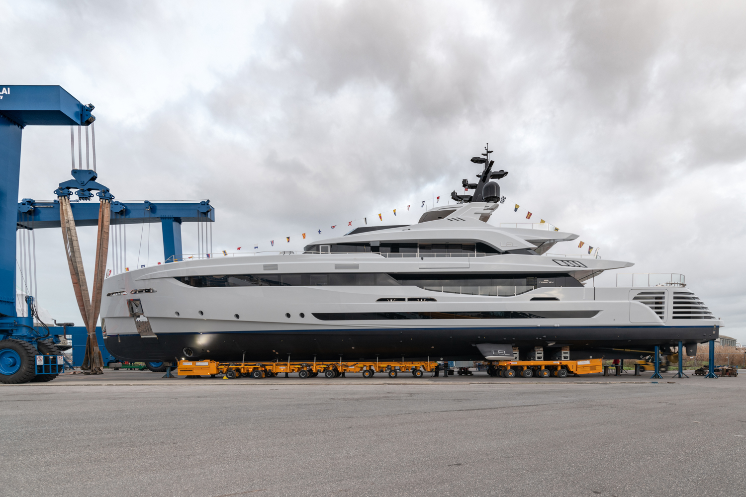 Profile of motor yacht LEL.jpg