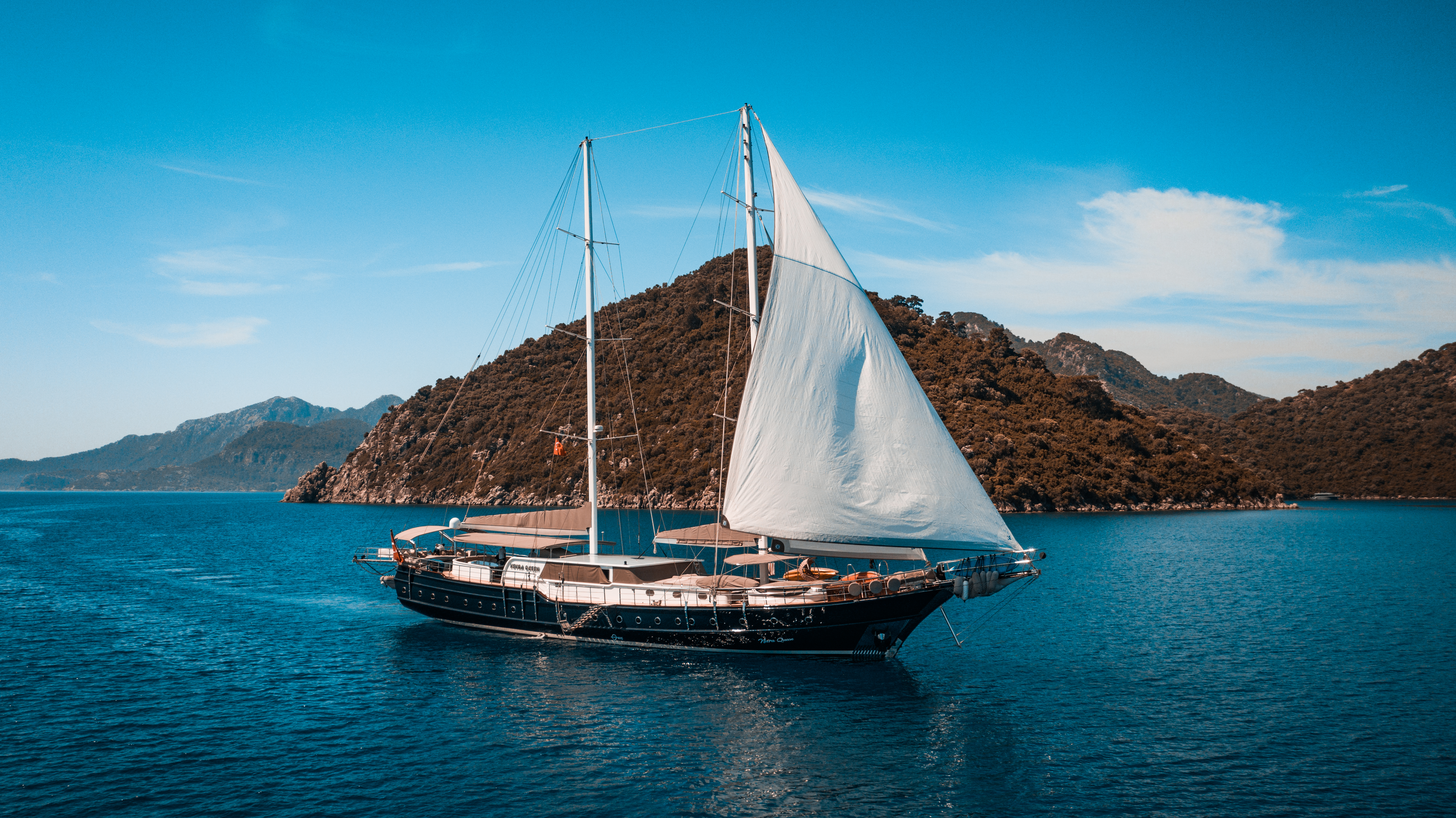 Profile of the yacht sailing.jpg